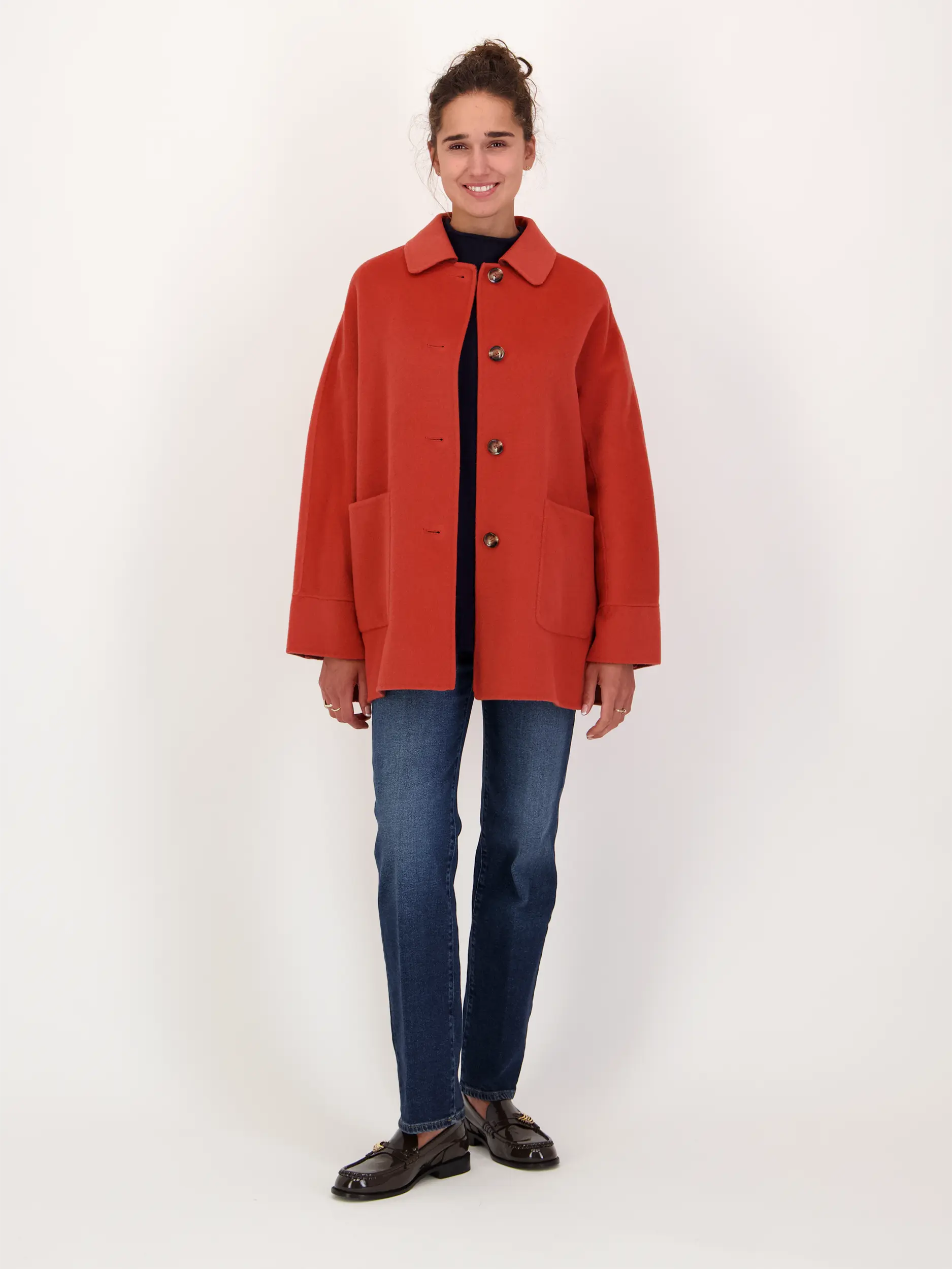 Kurzmantel 'Madita' aus Wolle - Artikel Teil eines Outfits getragen von einem Modell - Farbe: Orange