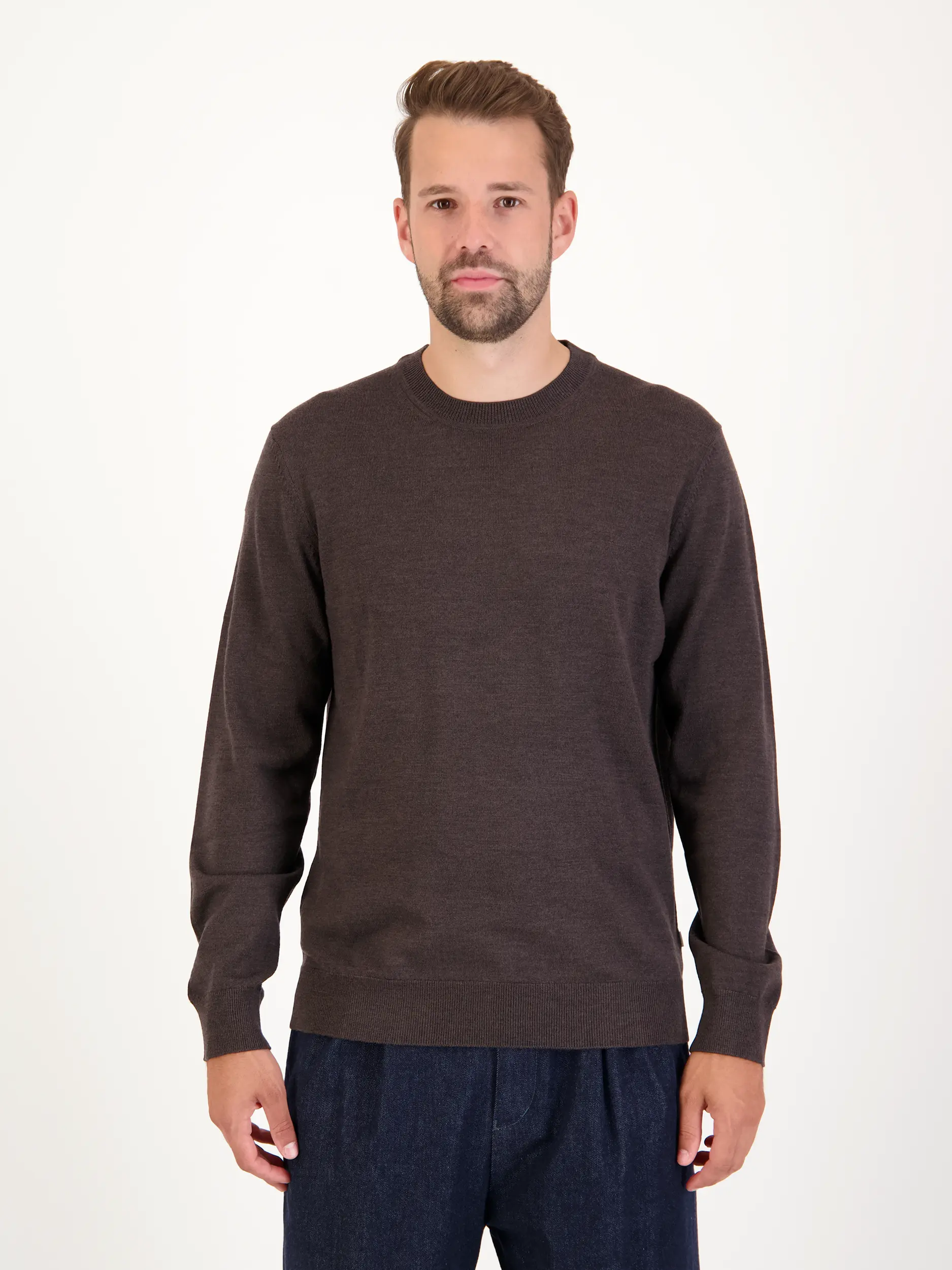 Pullover 'Ted' - Artikel Vorderseite getragen von einem Modell - Farbe: Braun