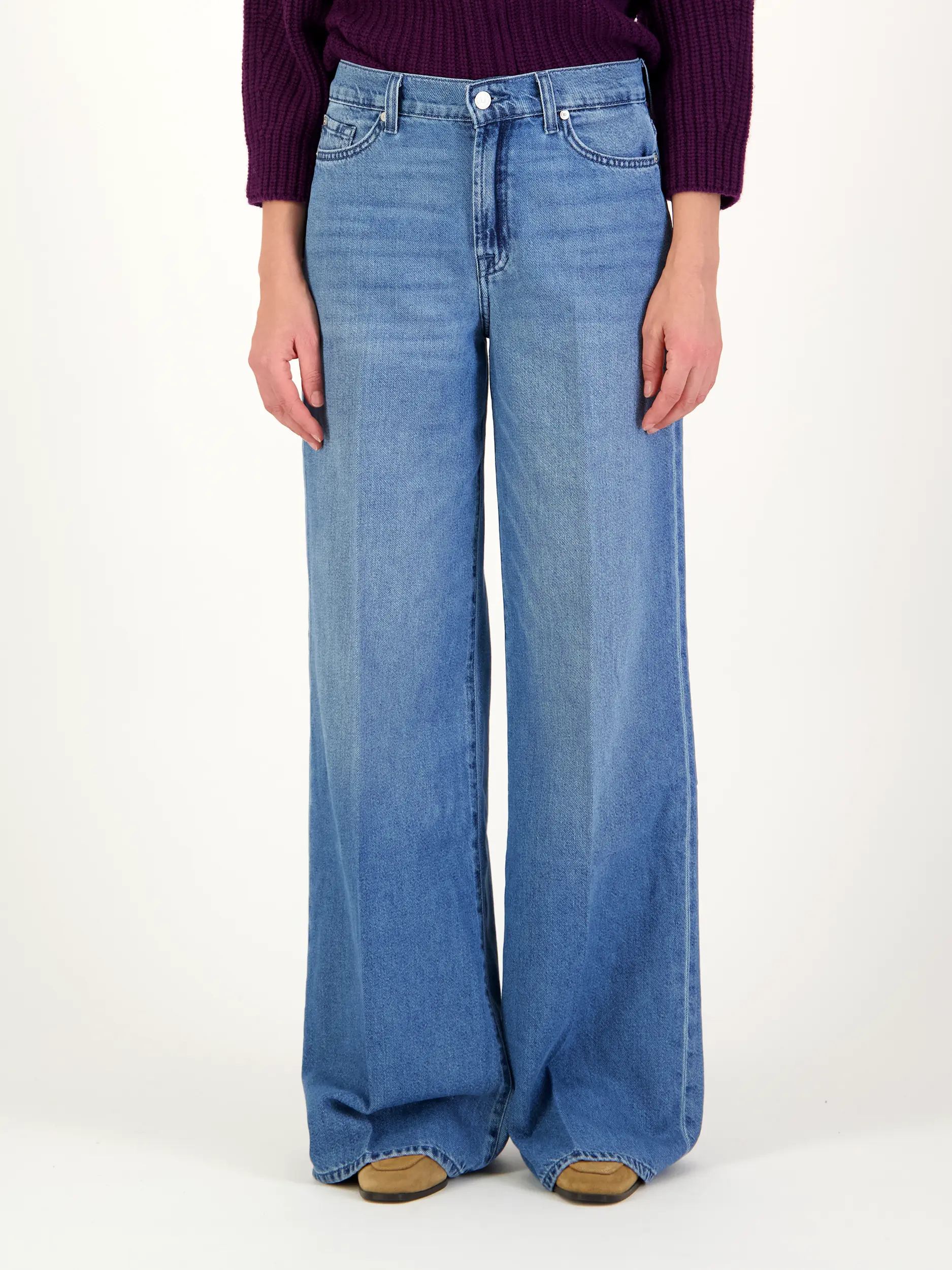 Mid Rise Wide Leg Jeans 'Lotta' - Artikel Vorderseite getragen von einem Modell - Farbe: Blau