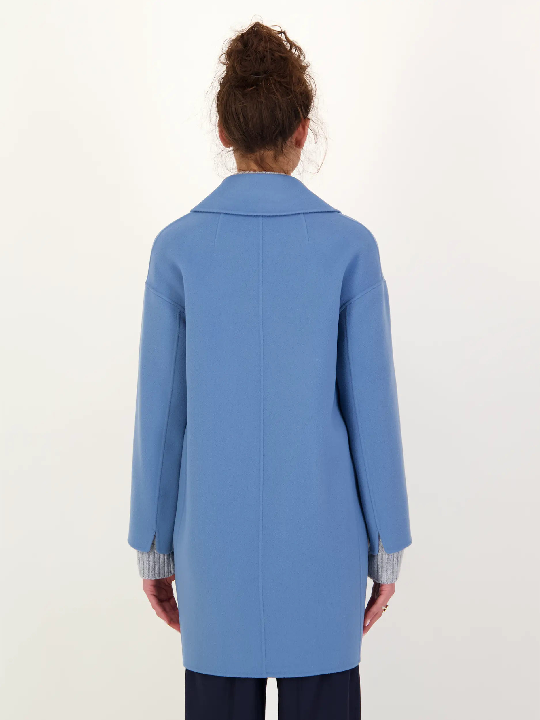 Wollmantel 'Smmeden' - Artikel Rückseite getragen von einem Modell - Farbe: Blau
