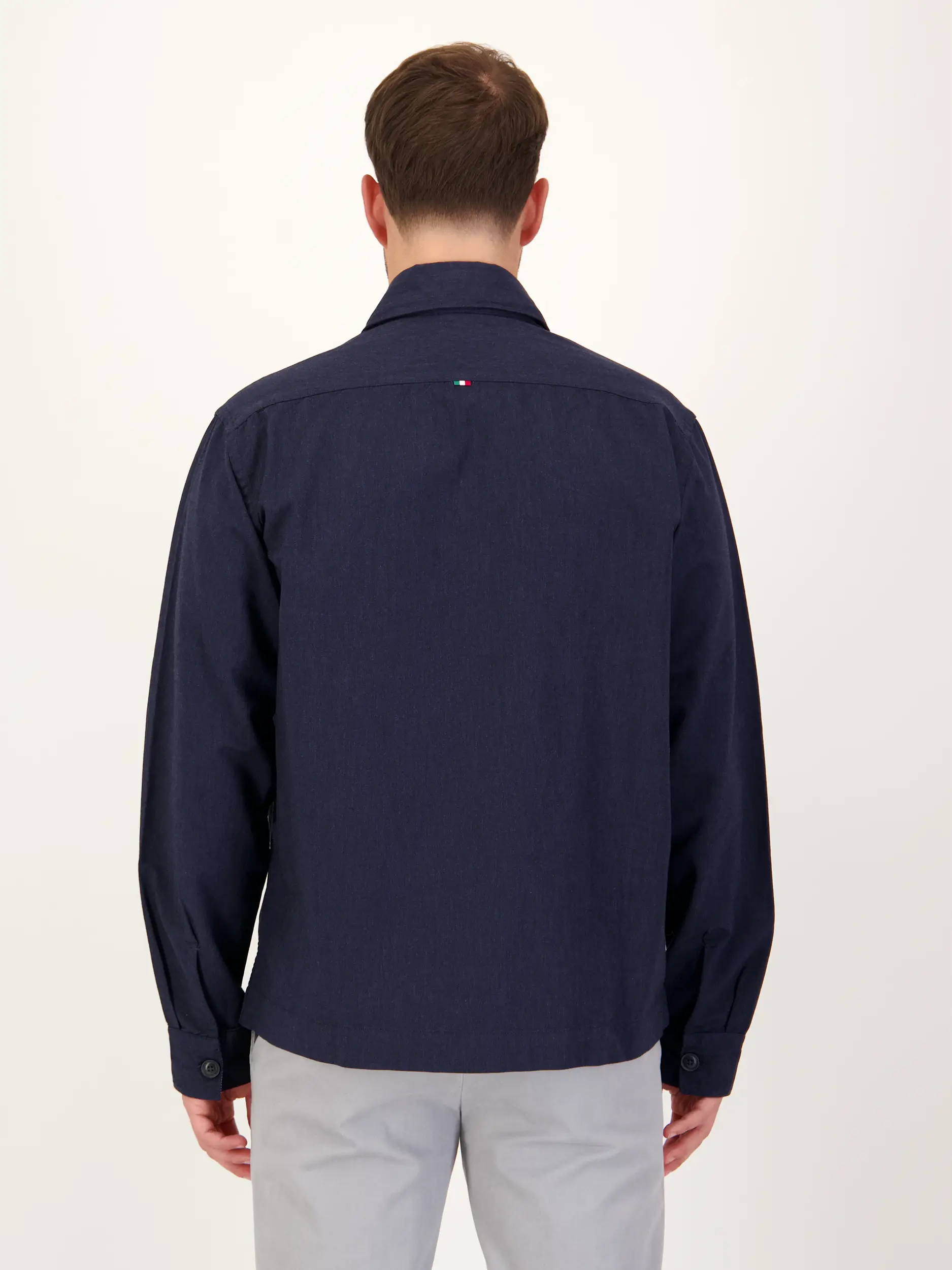 Hemd mit Kentkragen langarm - Artikel Rückseite getragen von einem Modell - Farbe: Blau Hemd mit Kentkragen langarm - Artikel Rückseite getragen von einem Modell - Farbe: Blau