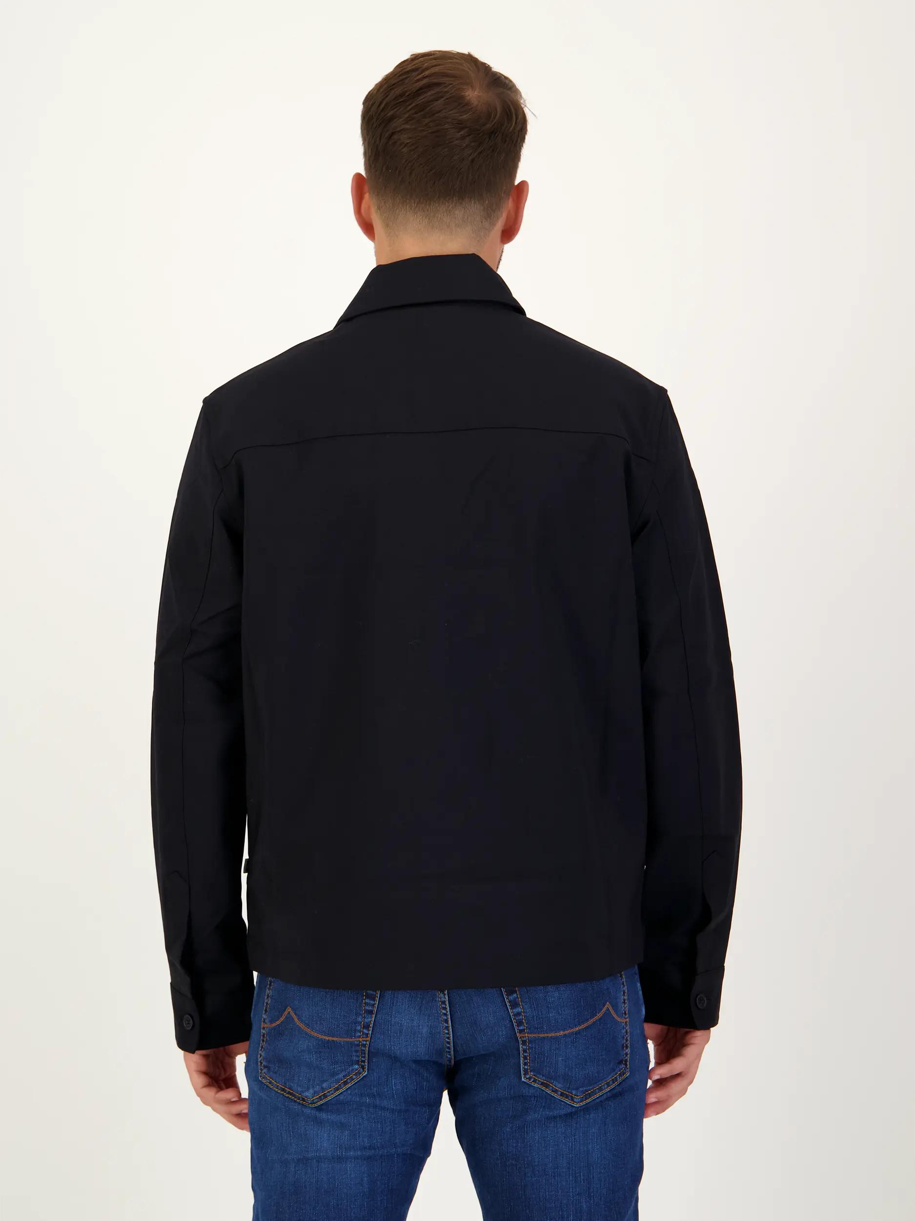 Overshirt 'Alban' - Artikel Rückseite getragen von einem Modell - Farbe: Blau