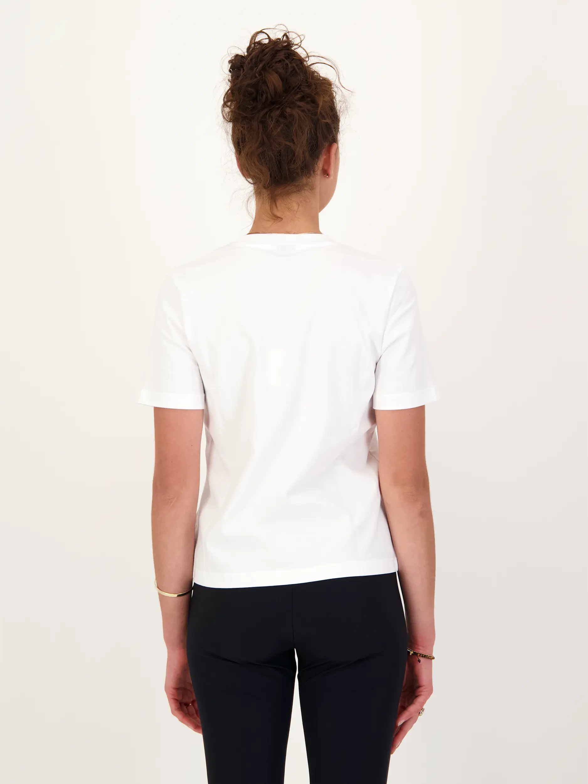 T-Shirt 'Jady' mit Logo - Artikel Rückseite getragen von einem Modell - Farbe: Creme