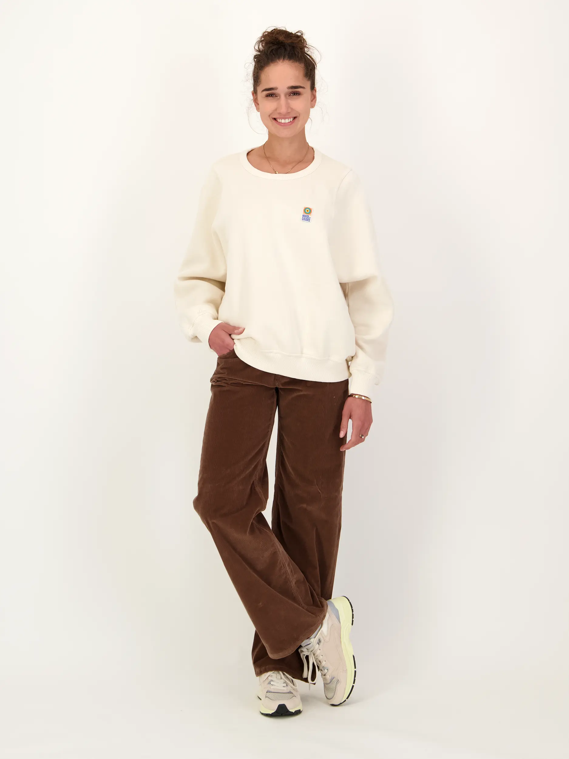 Sweatshirt - Artikel Teil eines Outfits getragen von einem Modell - Farbe: Creme