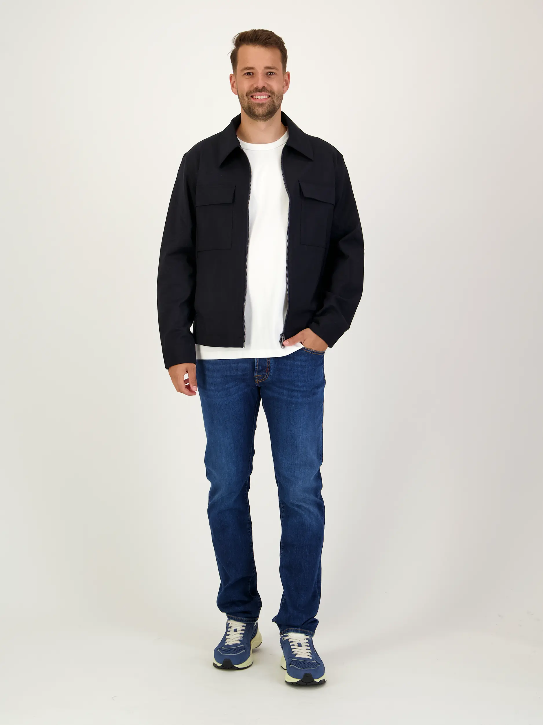 Overshirt 'Alban' - Artikel Teil eines Outfits getragen von einem Modell - Farbe: Blau