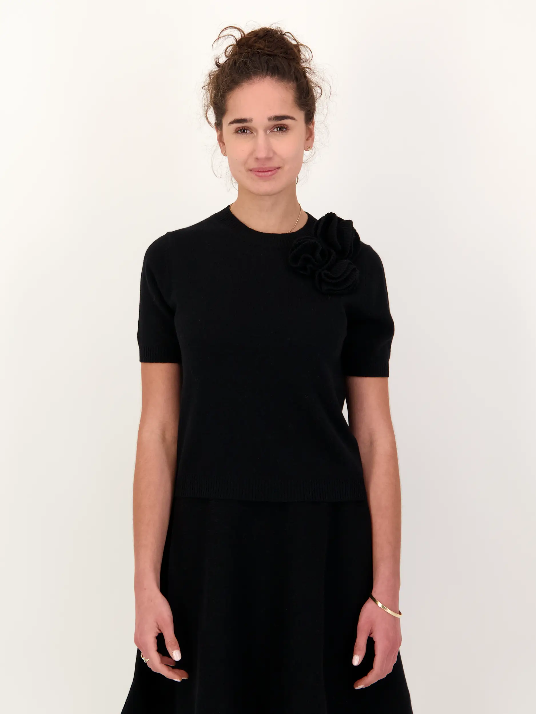 Pullover aus Wolle mit Blumenstickerei kurzarm - Artikel Vorderseite getragen von einem Modell - Farbe: Schwarz