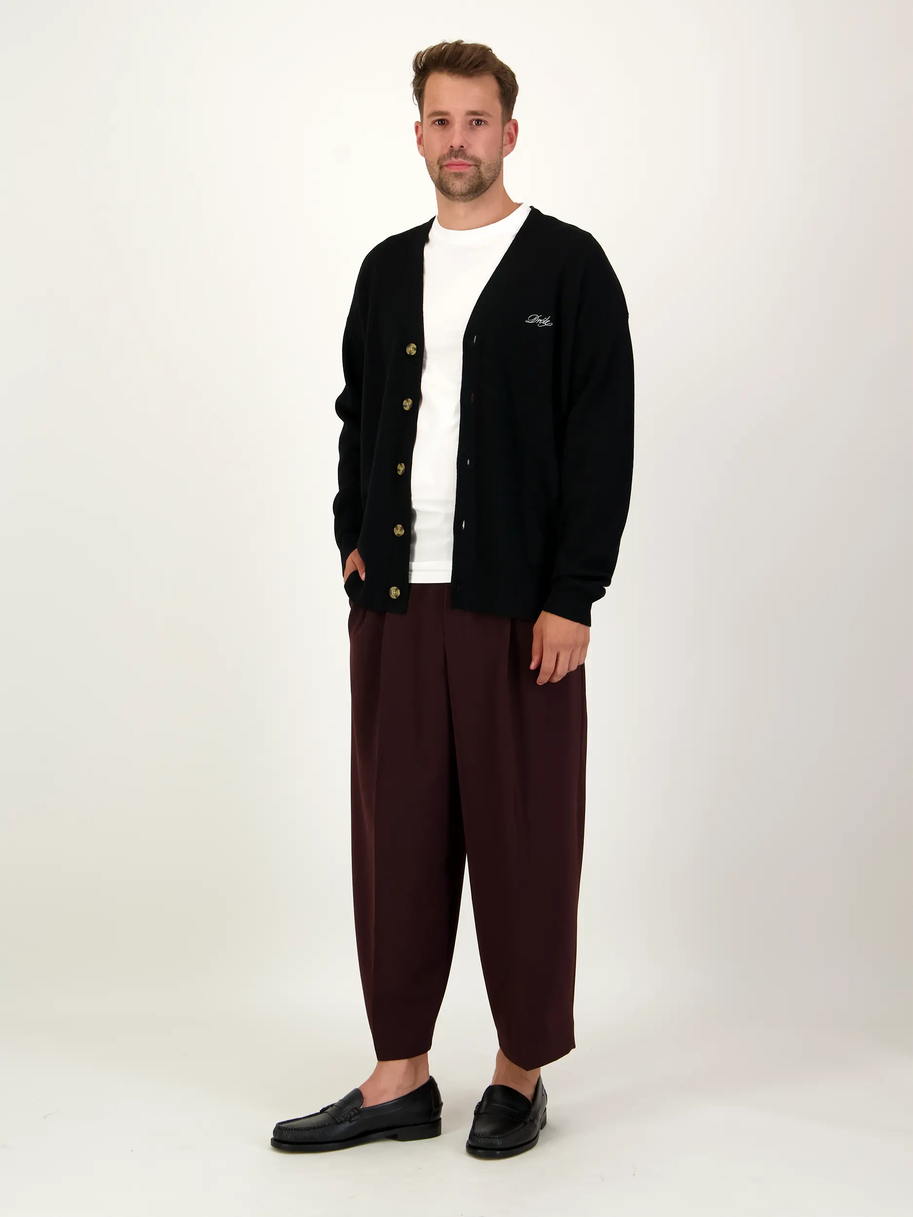 Strickjacke 'Le Cardigan Dròle' aus Wolle - Artikel Teil eines Outfits getragen von einem Modell
