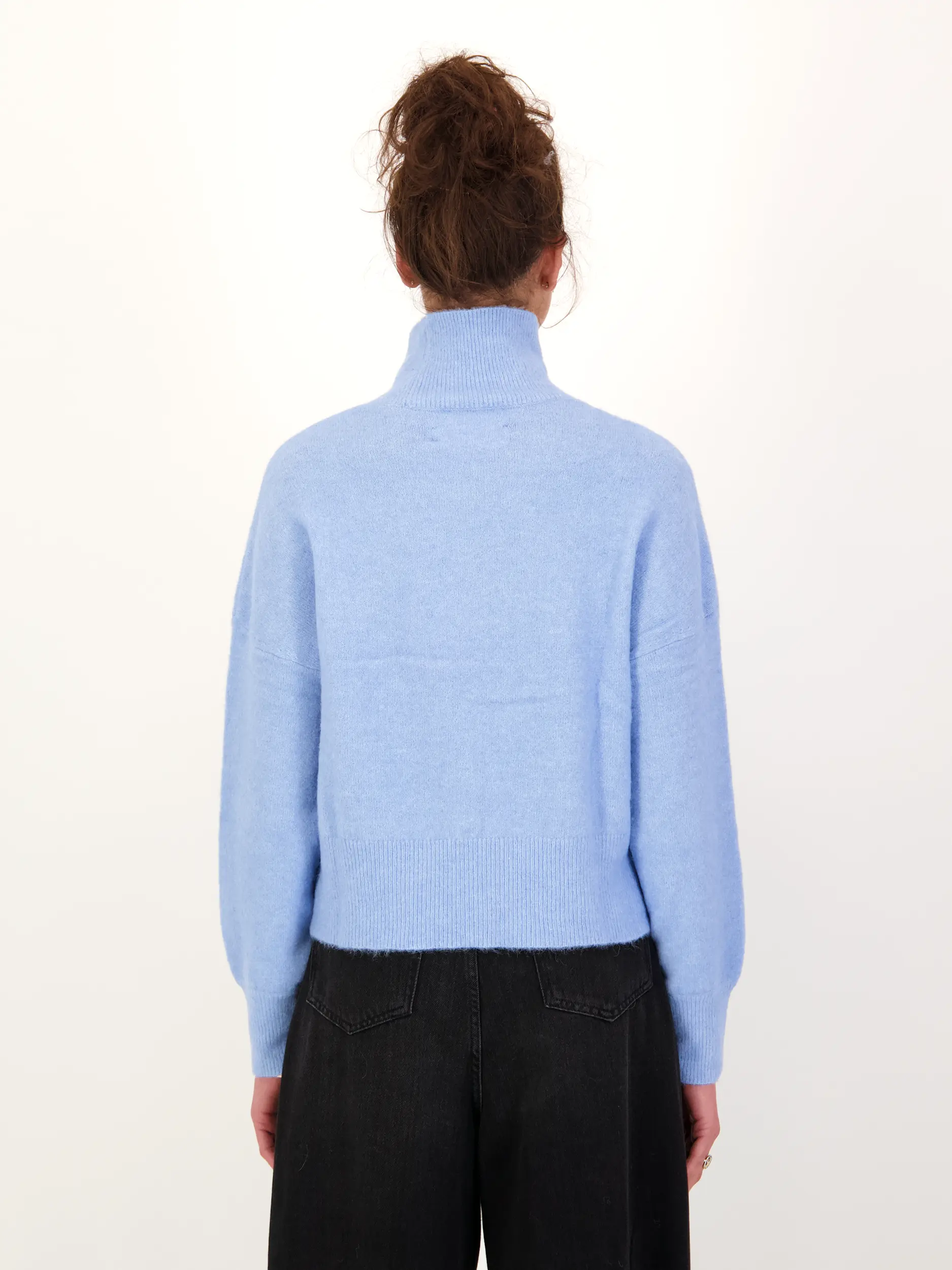 Pullover 'Nola' - Artikel Rückseite getragen von einem Modell - Farbe: Blau