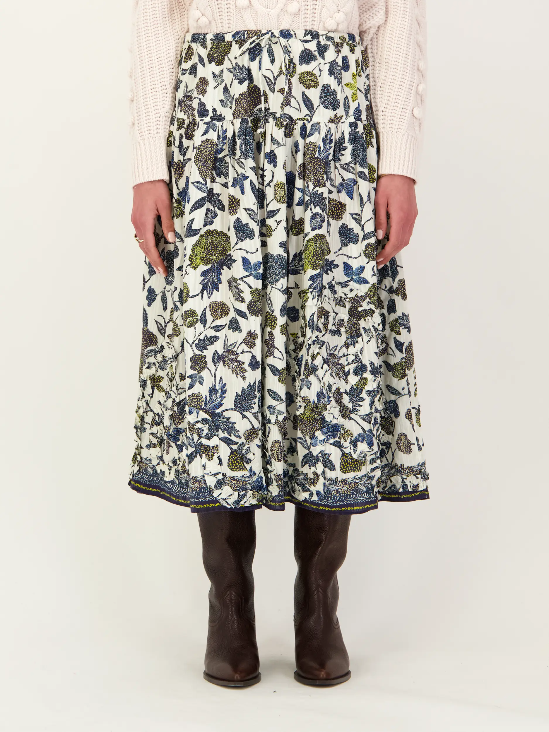 Gemusterter Midirock 'Alexandra' mit Raffungen - Artikel Vorderseite getragen von einem Modell - Farbe: Creme