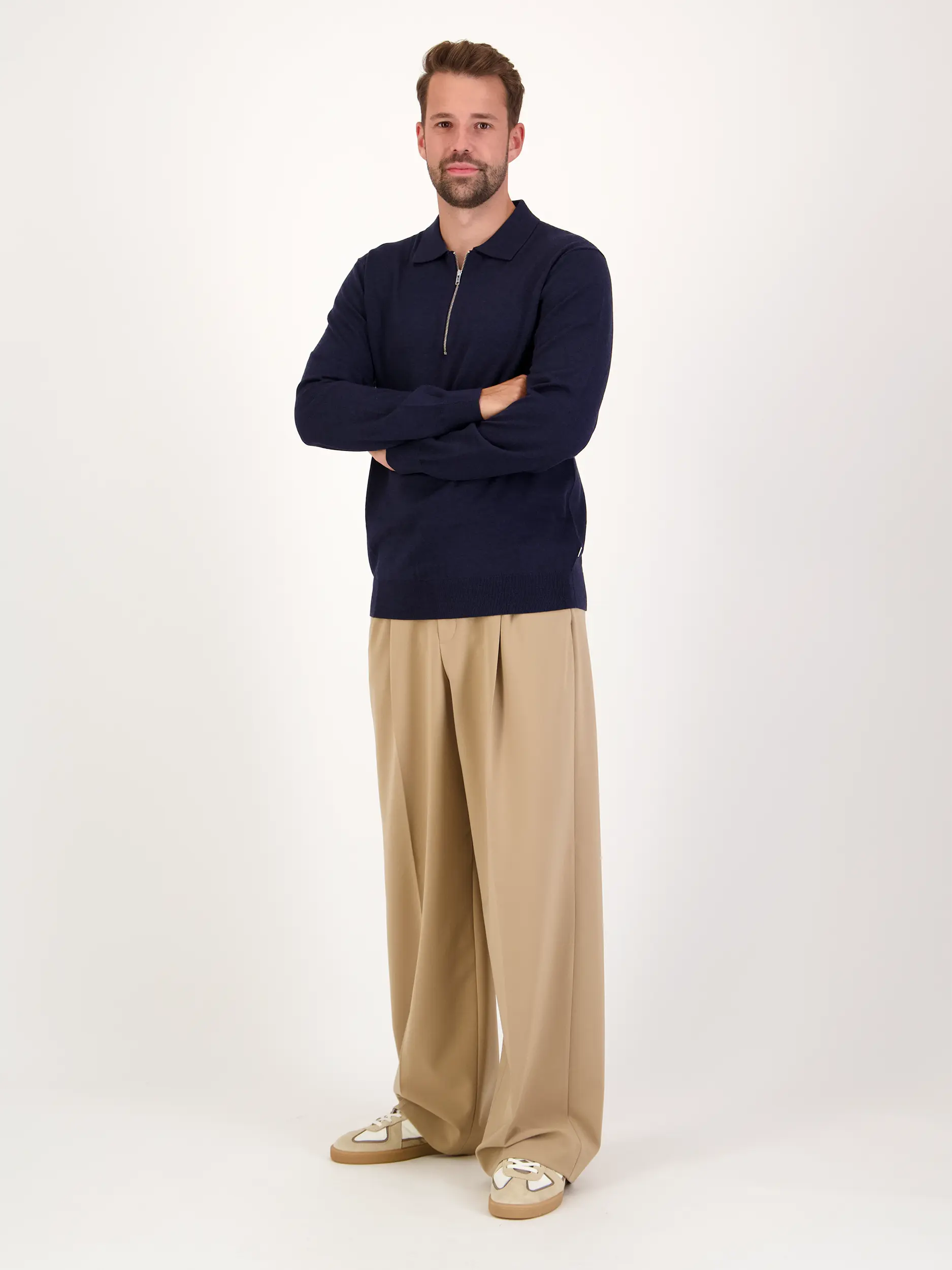 Pullover 'Sergio' aus Wolle langarm - Artikel Teil eines Outfits getragen von einem Modell - Farbe: Blau