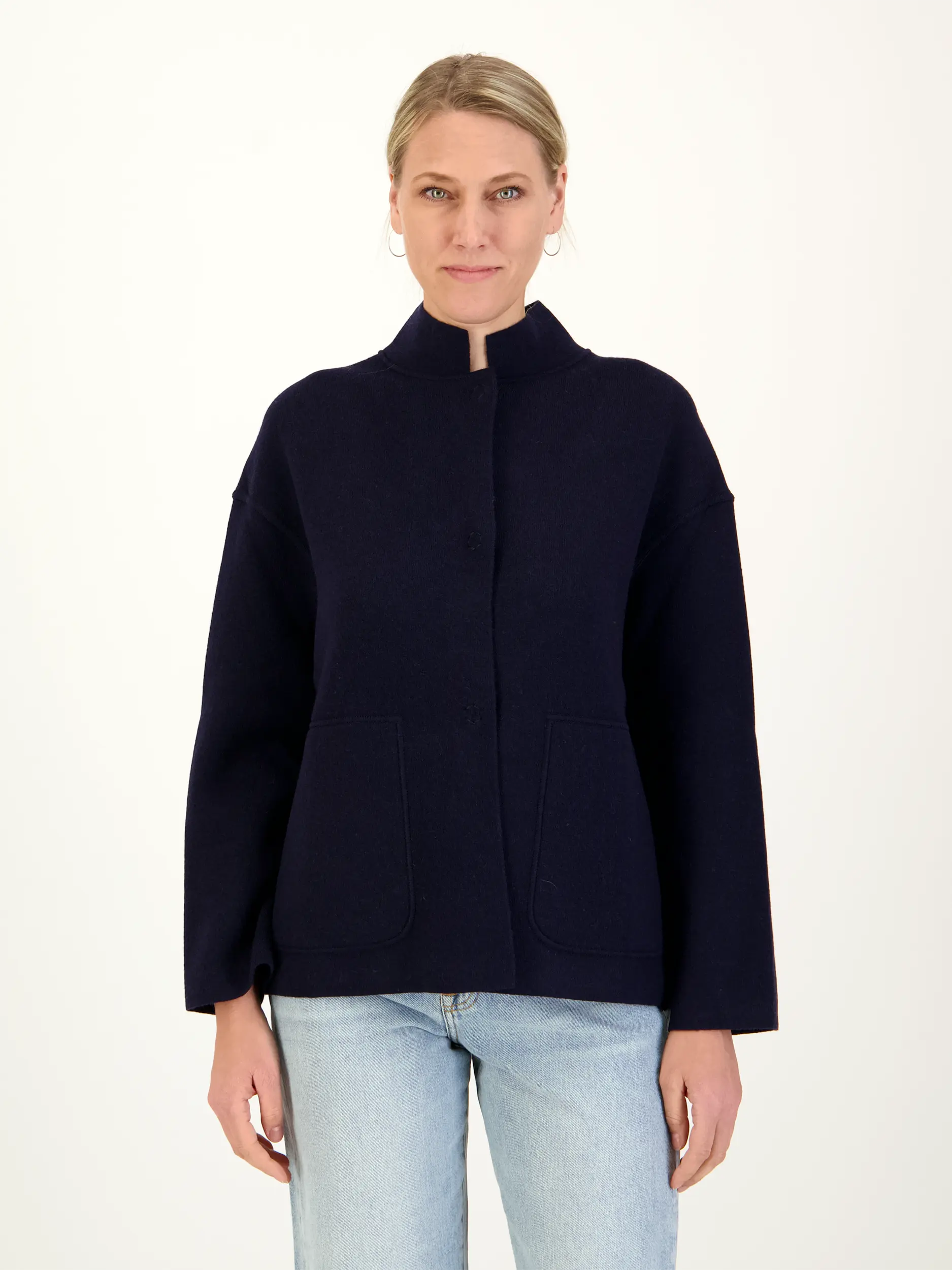 Strickjacke aus Wolle - Artikel Vorderseite getragen von einem Modell