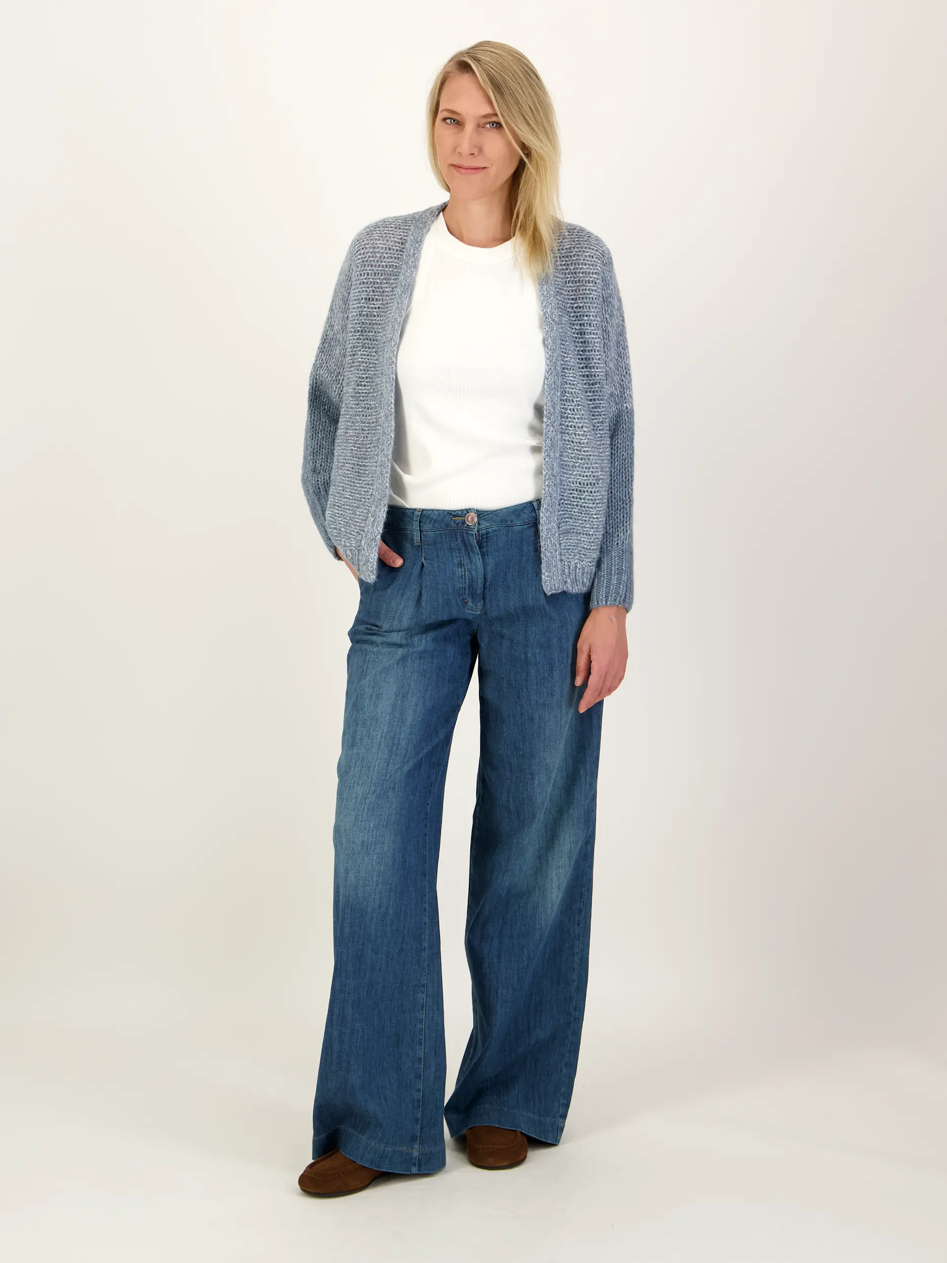 Strickjacke aus Woll-Mix - Artikel Teil eines Outfits getragen von einem Modell