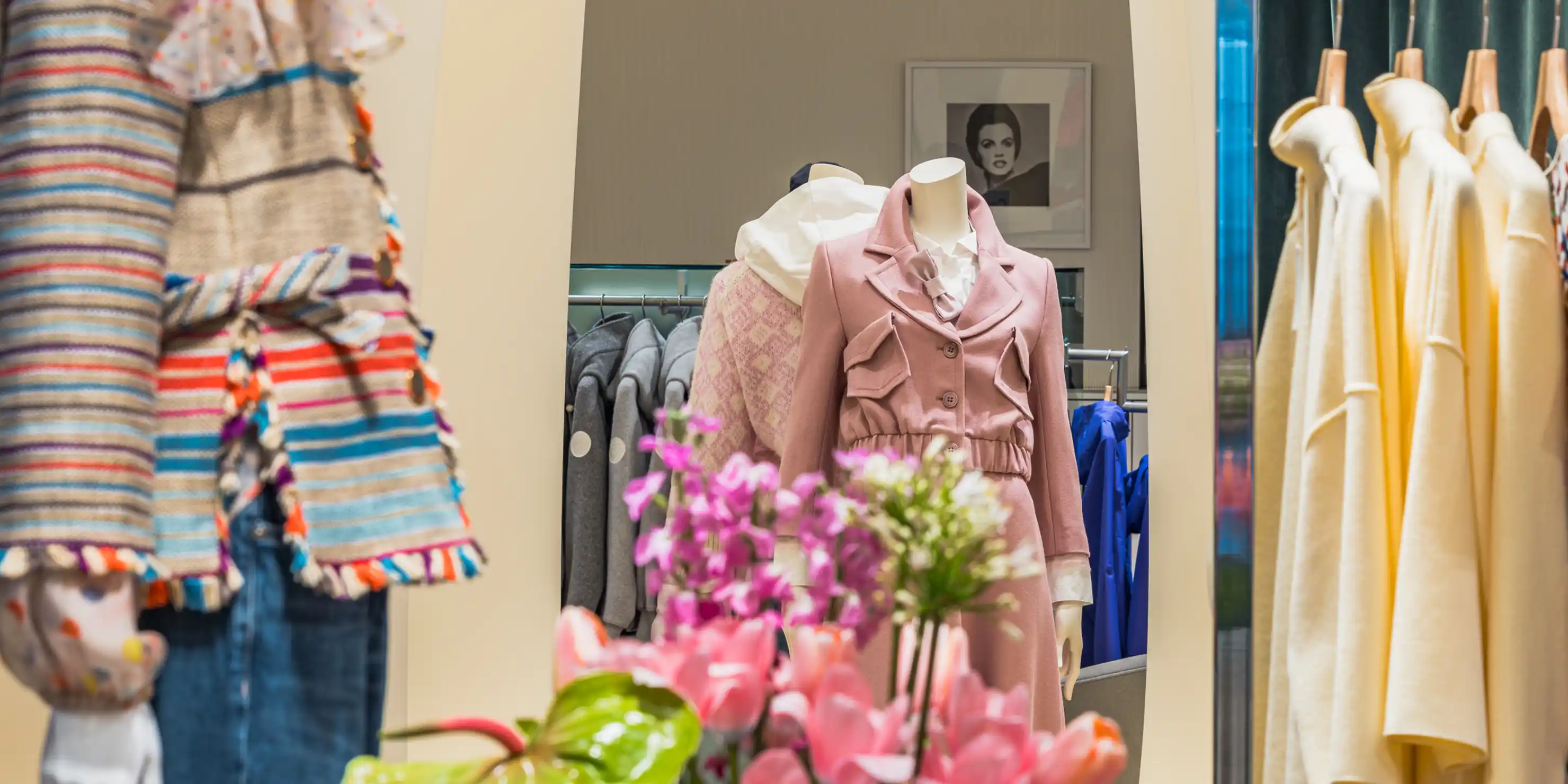 Hier ist eine Verkaufsfläche der Damenabteilung zu sehen