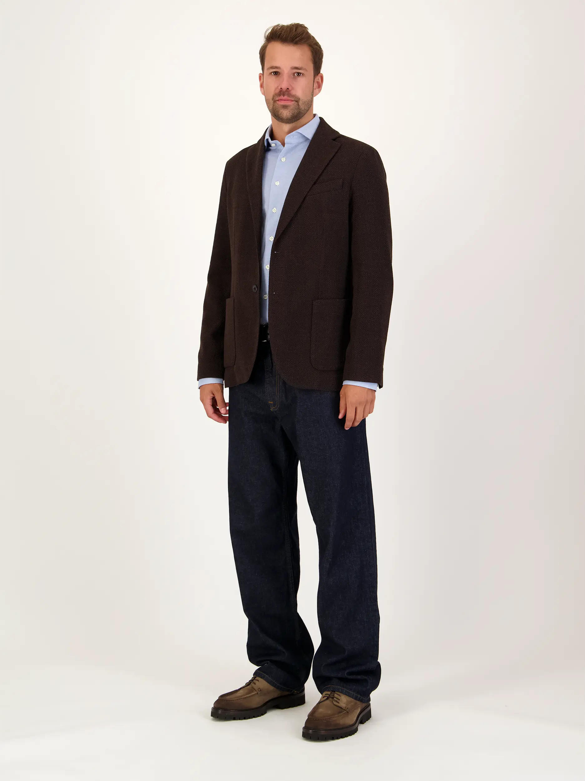 Hemd mit Haifischkragen langarm - Artikel Teil eines Outfits getragen von einem Modell - Farbe: Blau