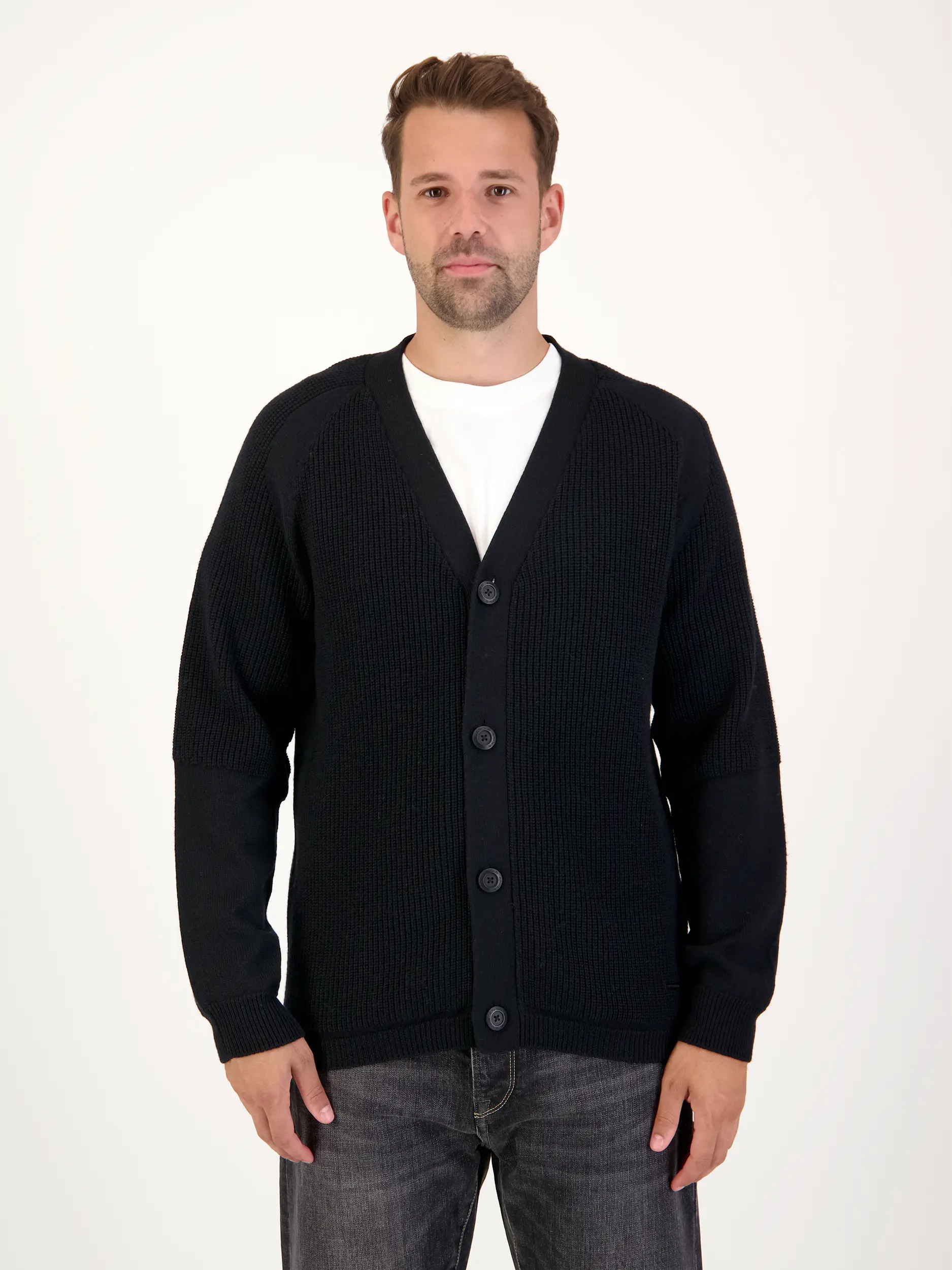 Strickjacke 'Farpo' aus Woll-Mix - Artikel Vorderseite getragen von einem Modell - Farbe: Schwarz