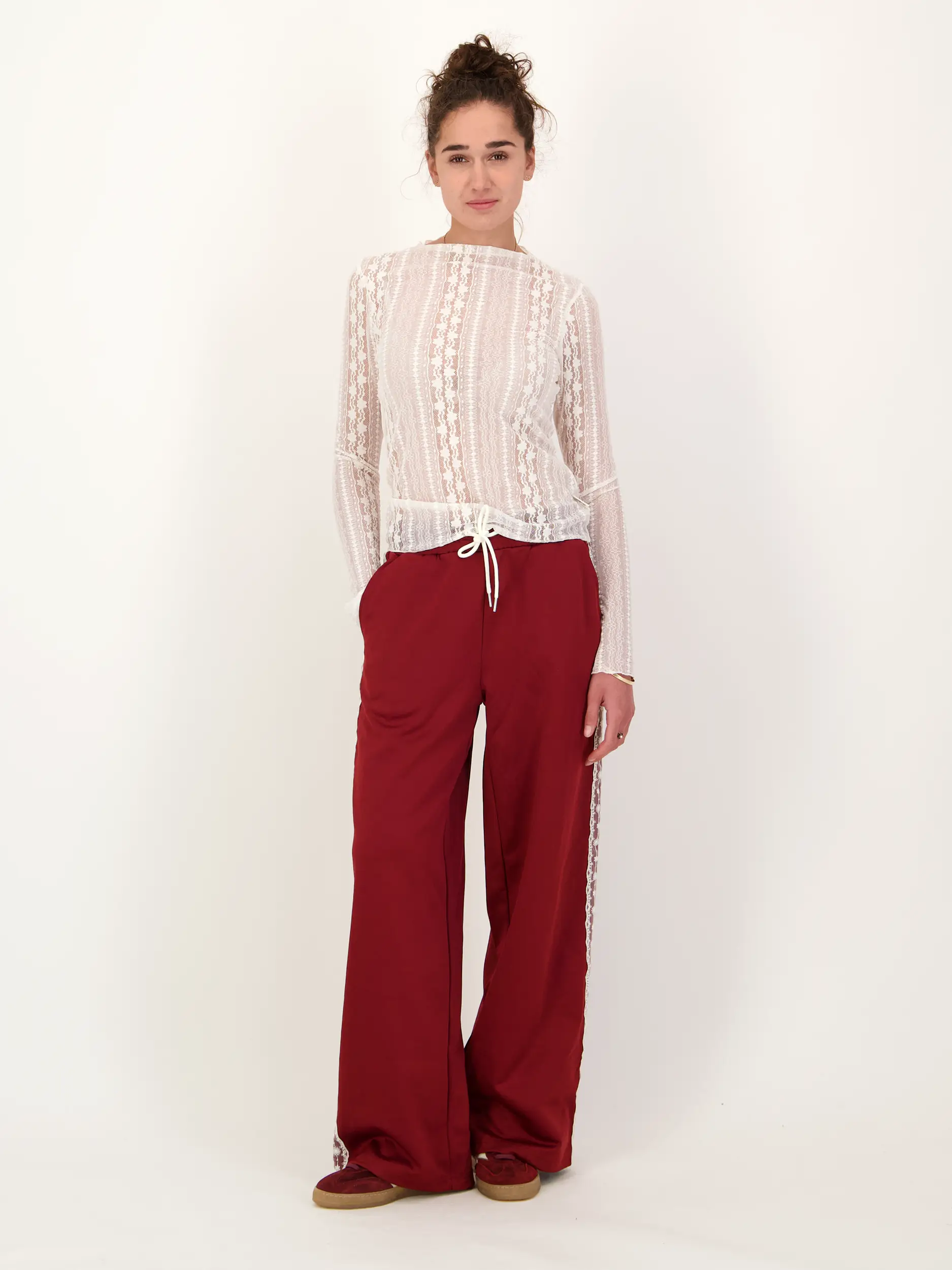 Transparentes Langarmshirt 'Zahara' mit Spitze - Artikel Teil eines Outfits getragen von einem Modell - Farbe: Creme