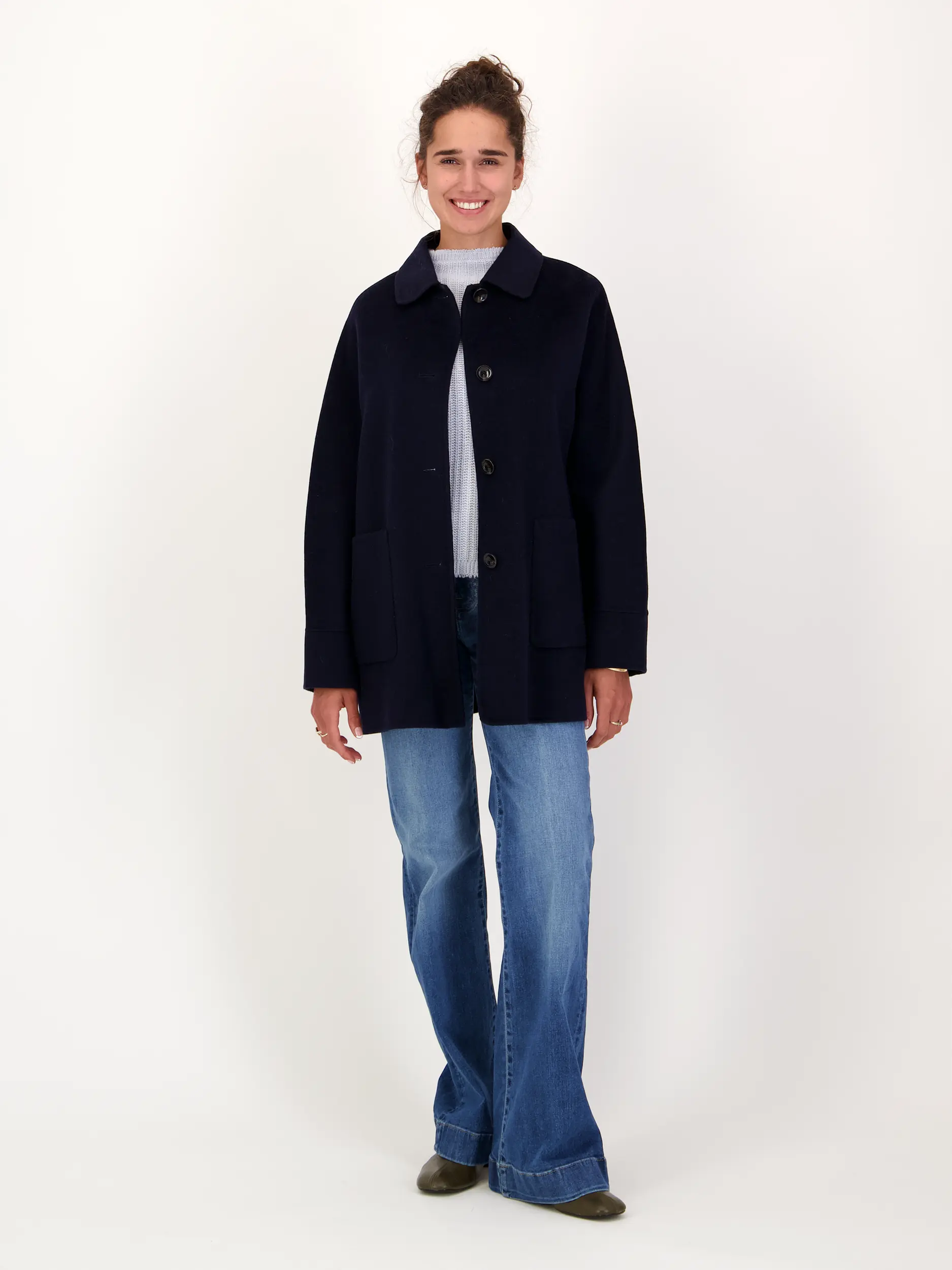 Pullover aus Kaschmir langarm - Artikel Teil eines Outfits getragen von einem Modell - Farbe: Blau