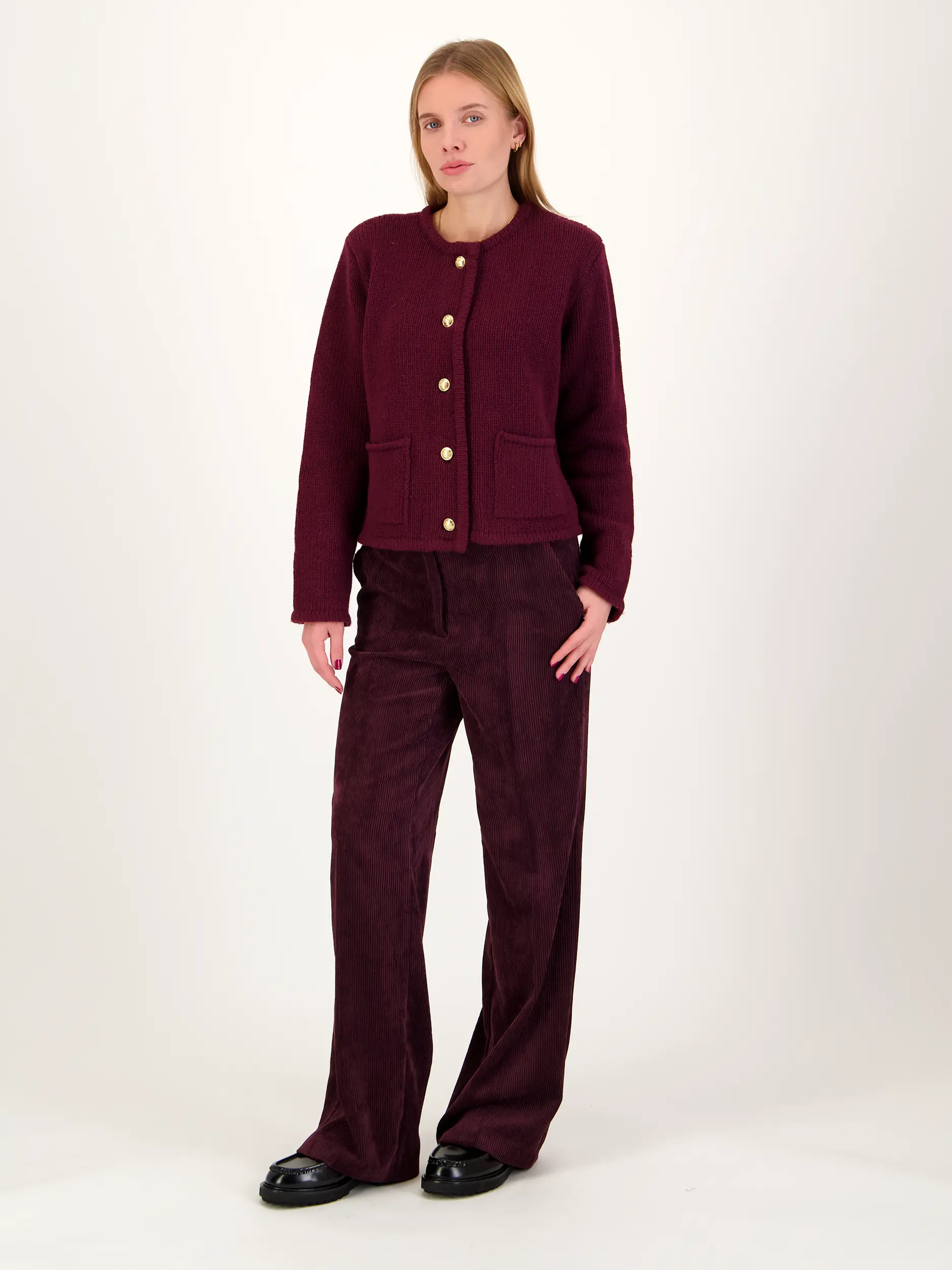 Strickjacke 'Patricia' - Artikel Teil eines Outfits getragen von einem Modell - Farbe: Rot