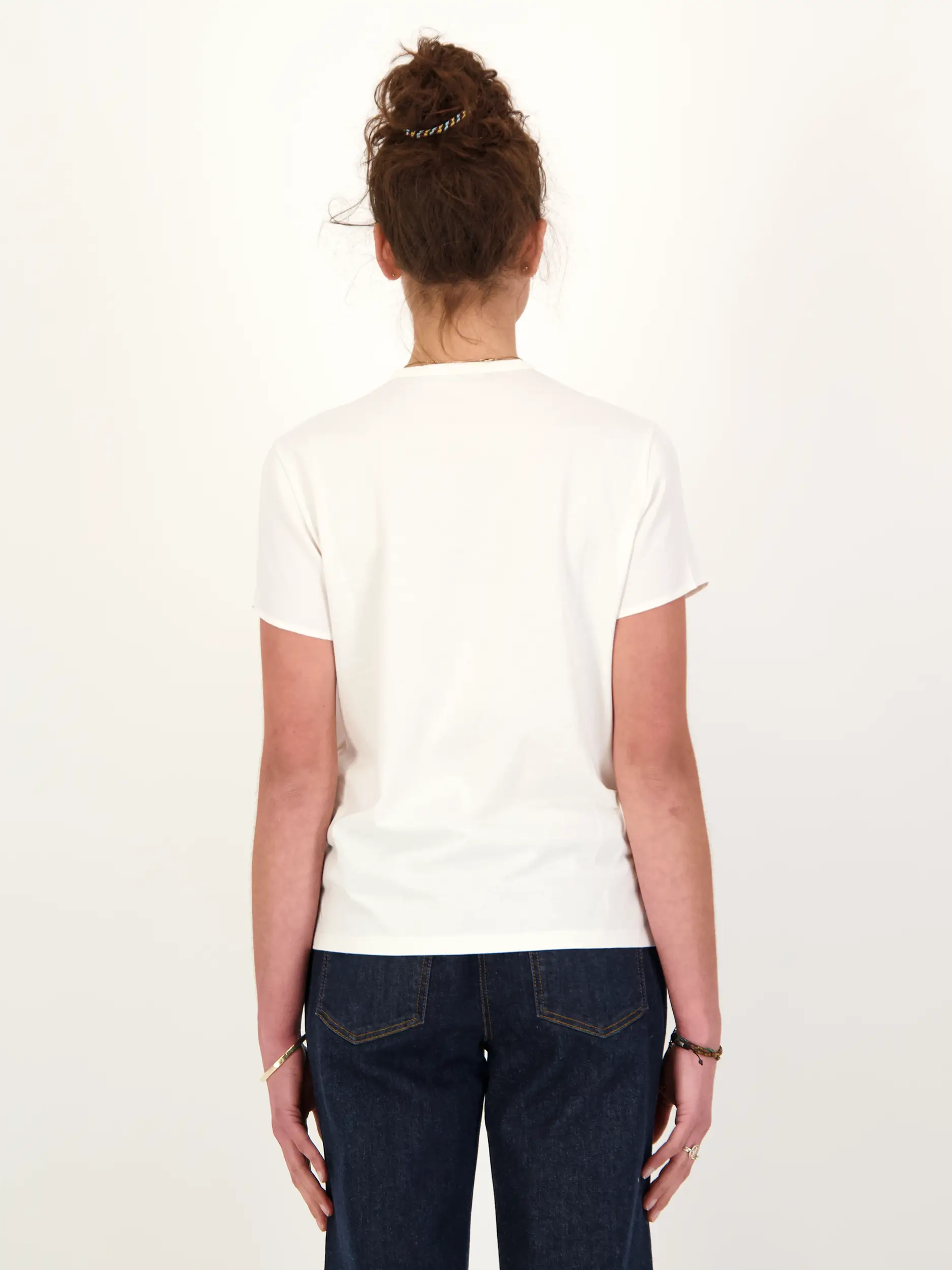 Bluse mit Volant - Artikel Rückseite getragen von einem Modell - Farbe: Creme