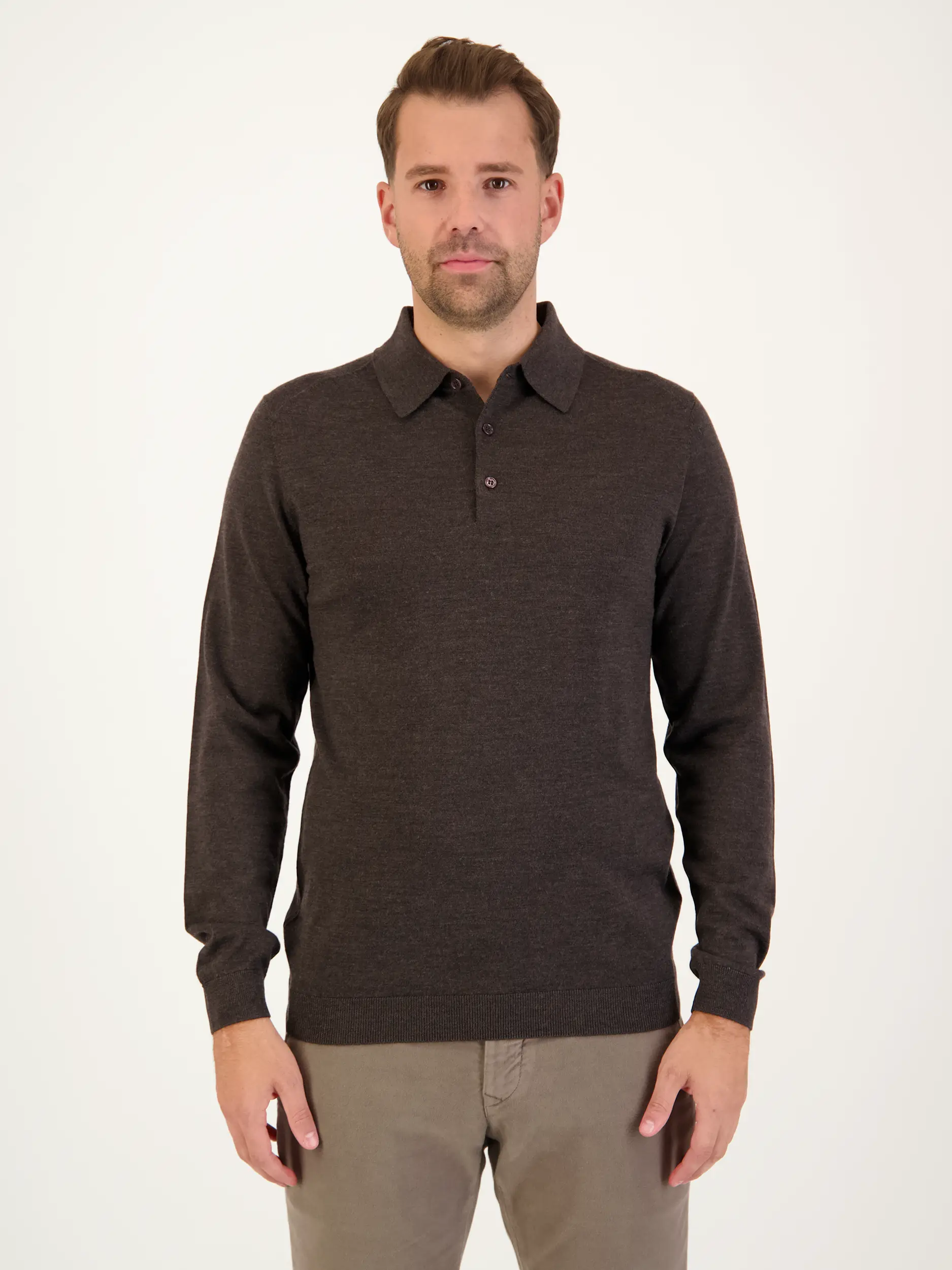 Strickpolo 'Pisa' - Artikel Vorderseite getragen von einem Modell - Farbe: Braun