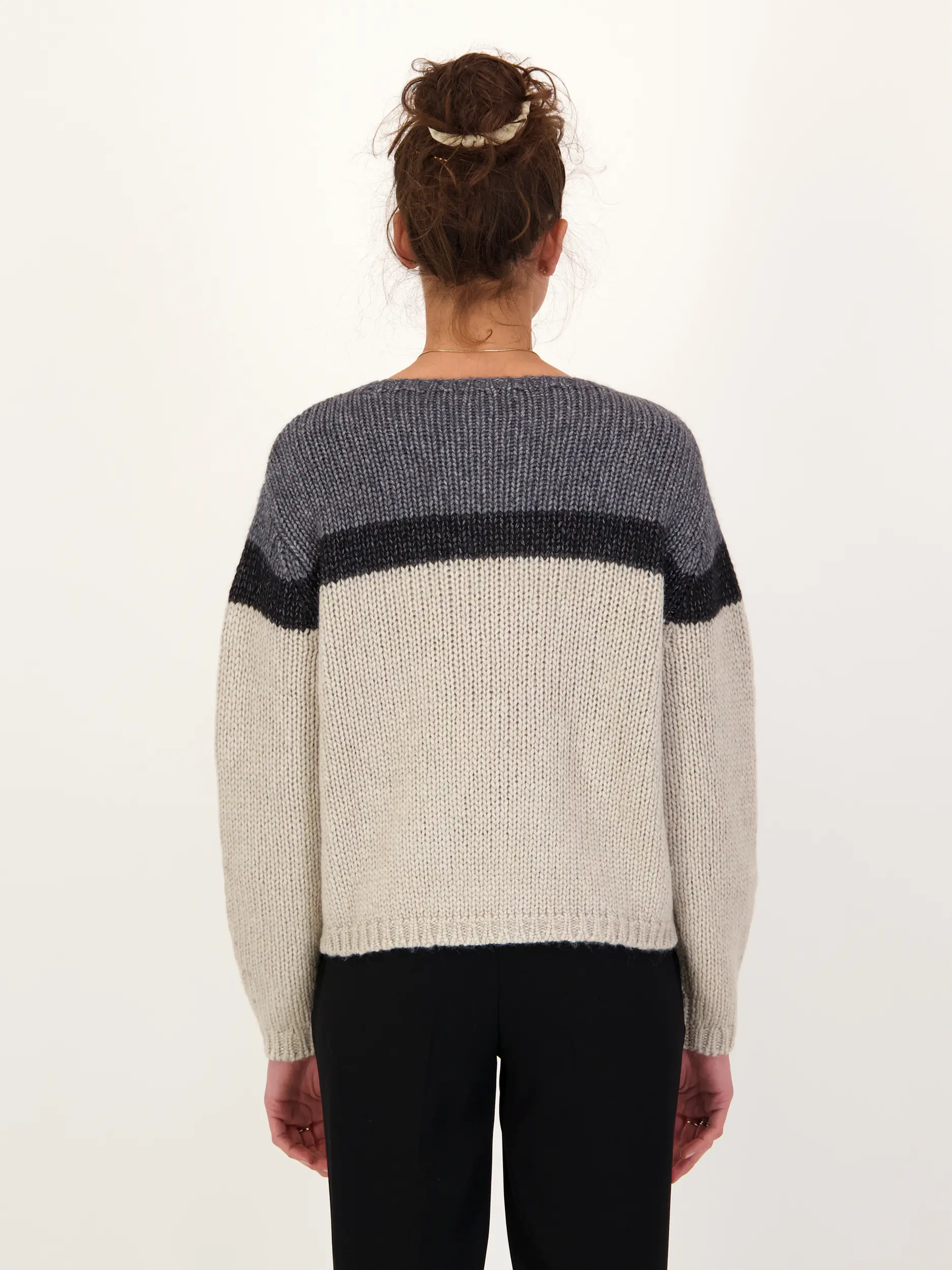 Gemusterter Pullover aus Wolle langarm - Artikel Rückseite getragen von einem Modell - Farbe: Creme