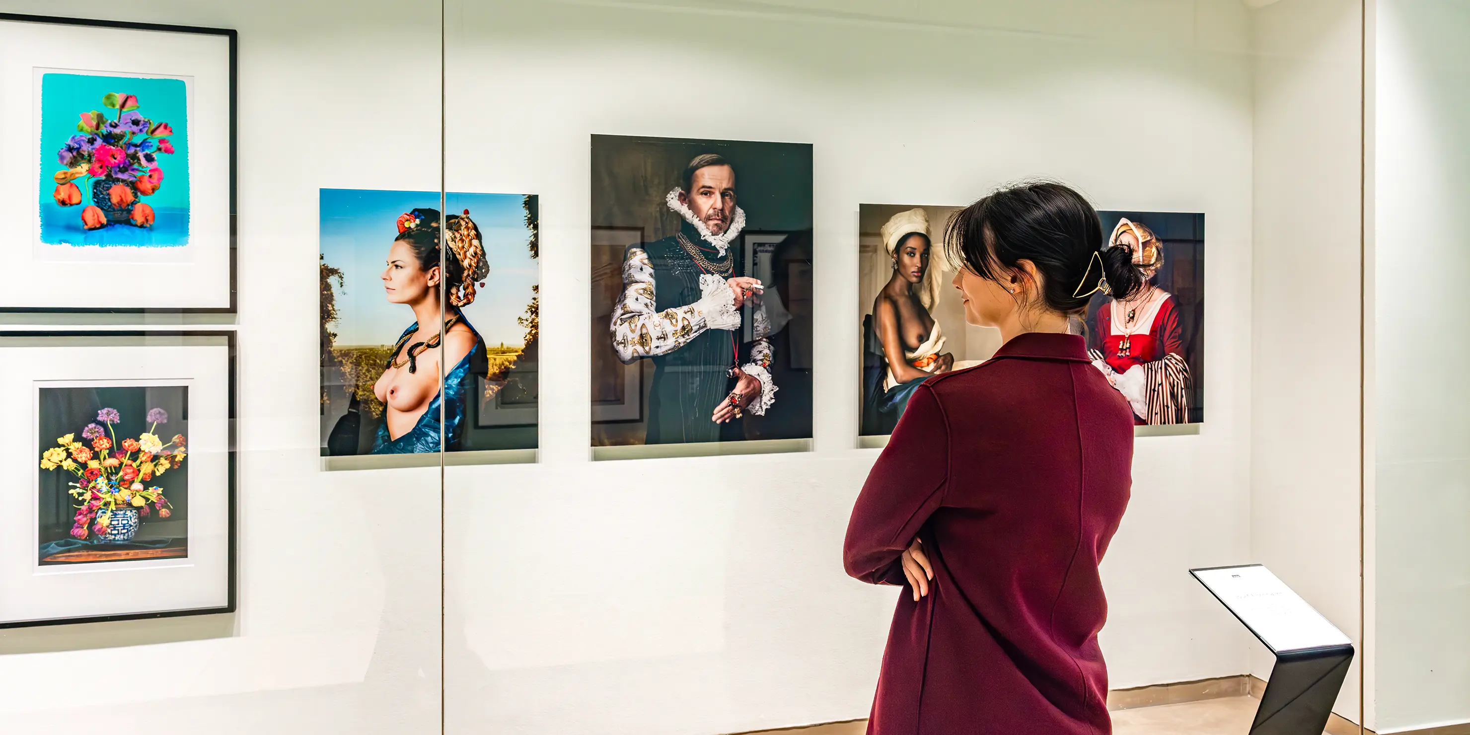 Das Bild zeigt die Icons of Photography Ausstellung im Schaufenster vom Modehaus Schnitzler. 