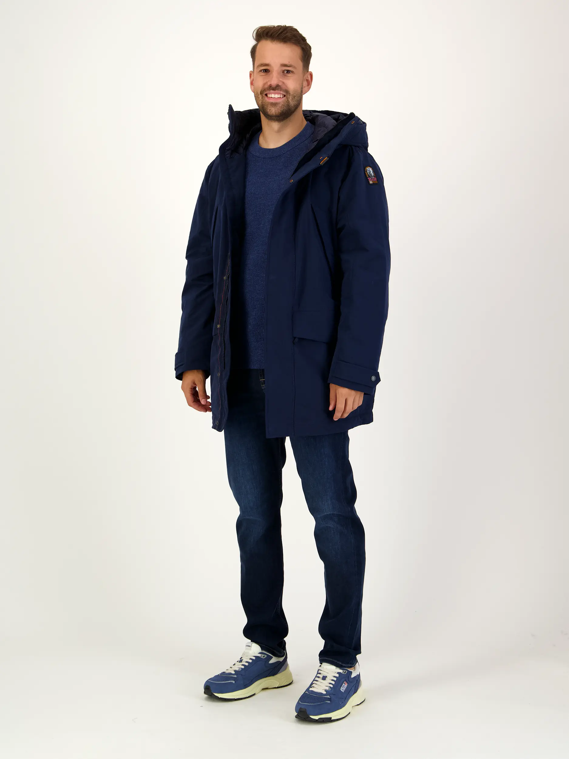 Pullover 'Kevin' - Artikel Teil eines Outfits getragen von einem Modell - Farbe: Blau