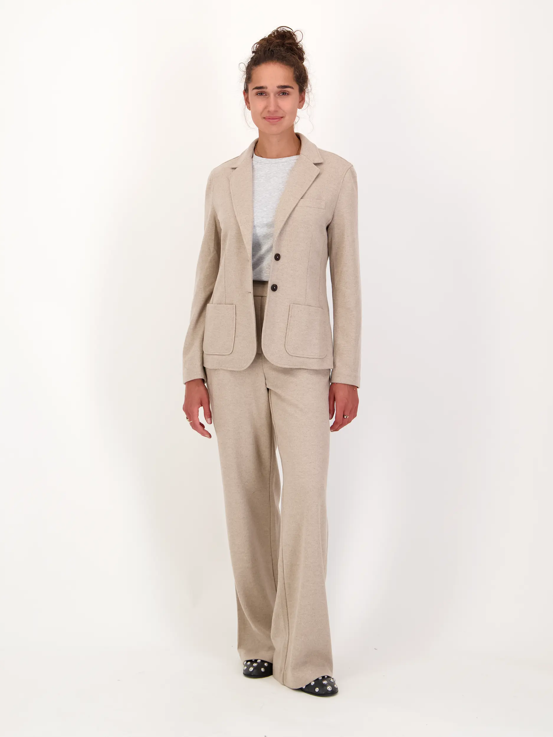 Blazer 'Dafne' - Artikel Teil eines Outfits getragen von einem Modell - Farbe: Beige