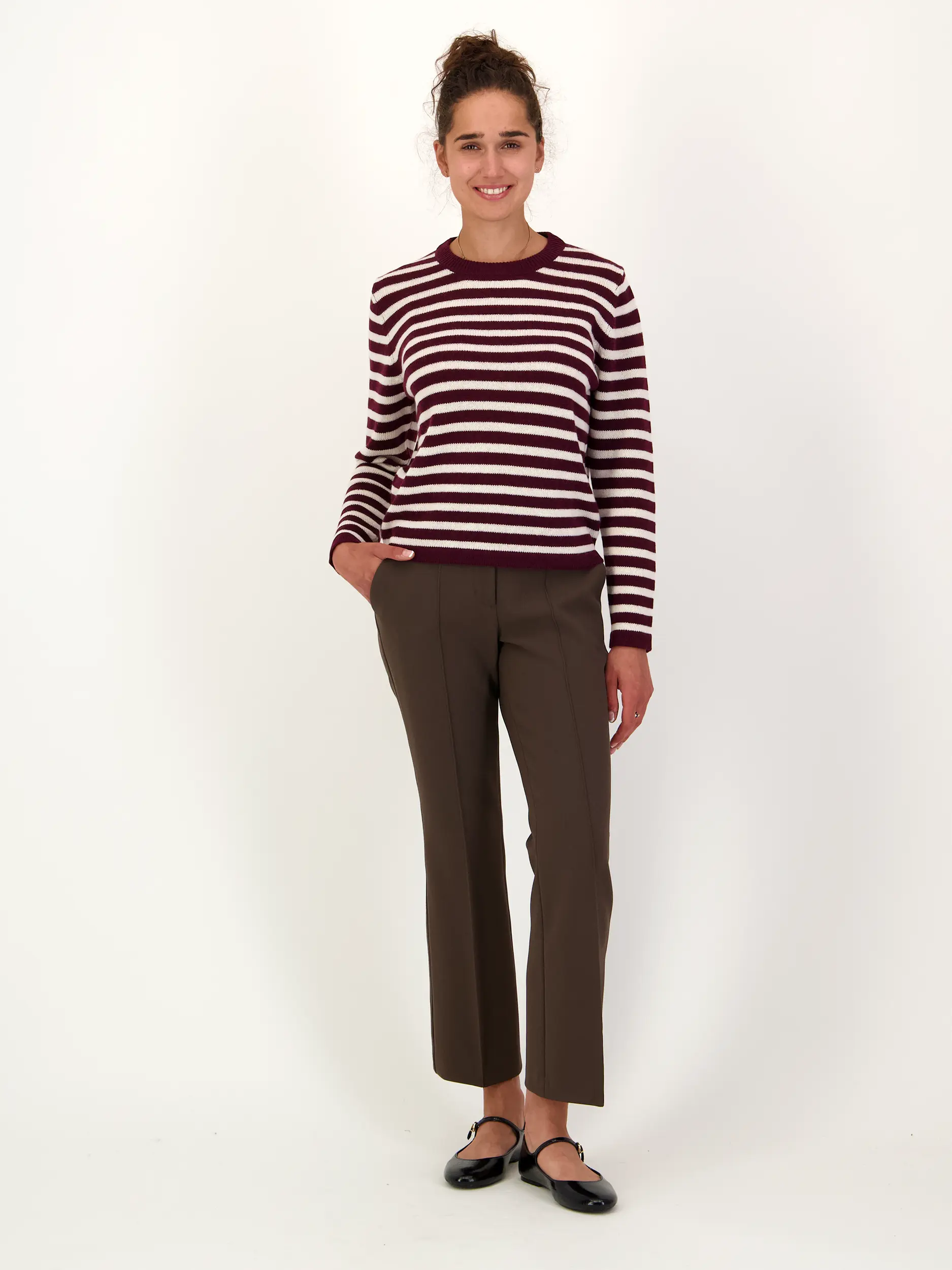 Bundfaltenhose 'Farah' - Artikel Teil eines Outfits getragen von einem Modell - Farbe: Braun
