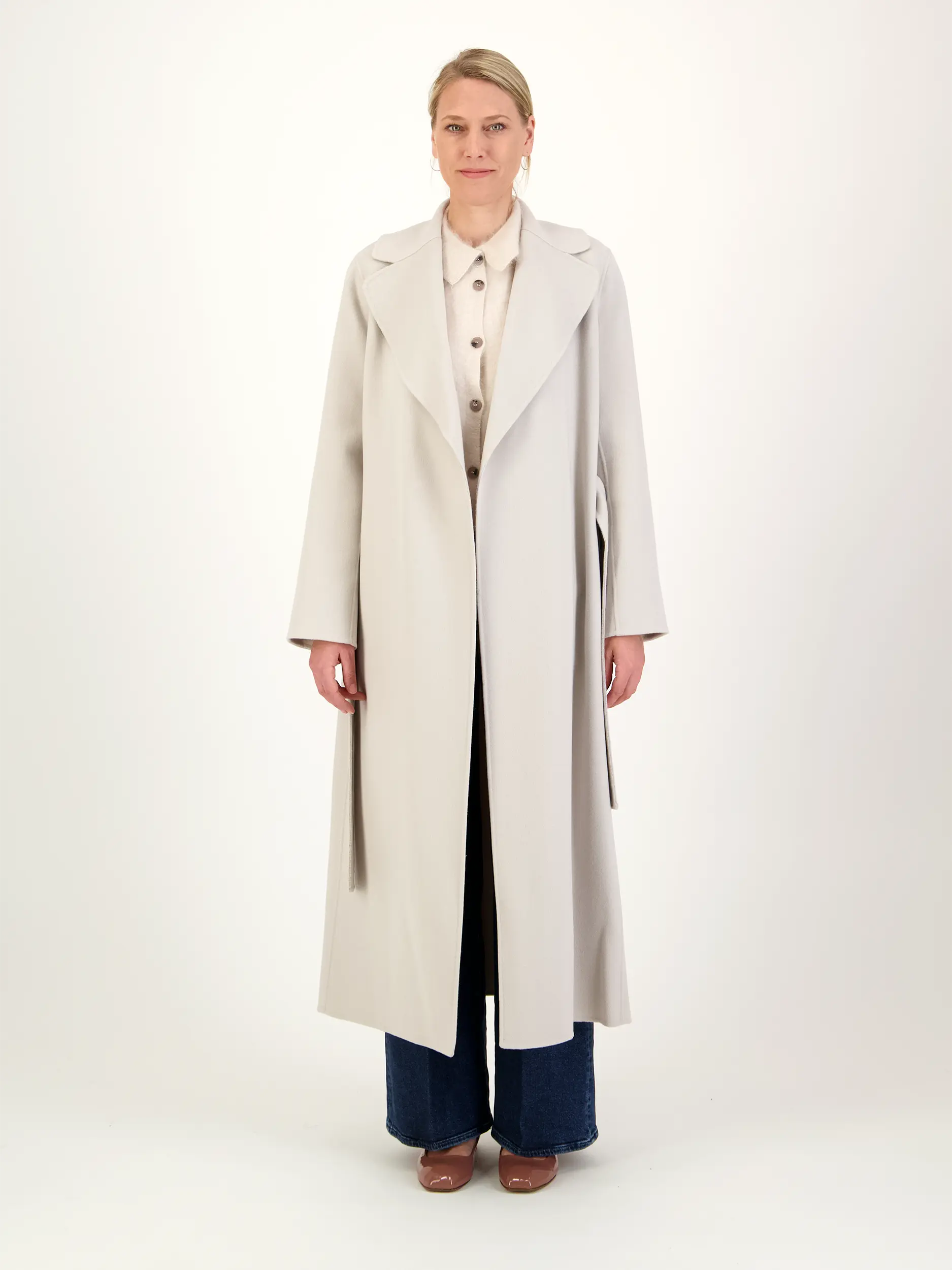 Strickjacke 'Elyn' aus Kaschmir - Artikel Teil eines Outfits getragen von einem Modell - Farbe: Creme