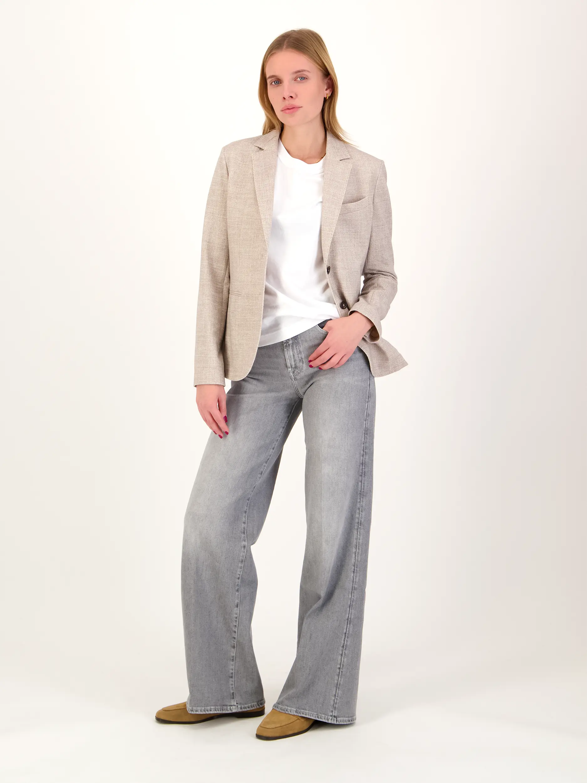Blazer - Artikel Teil eines Outfits getragen von einem Modell - Farbe: Beige