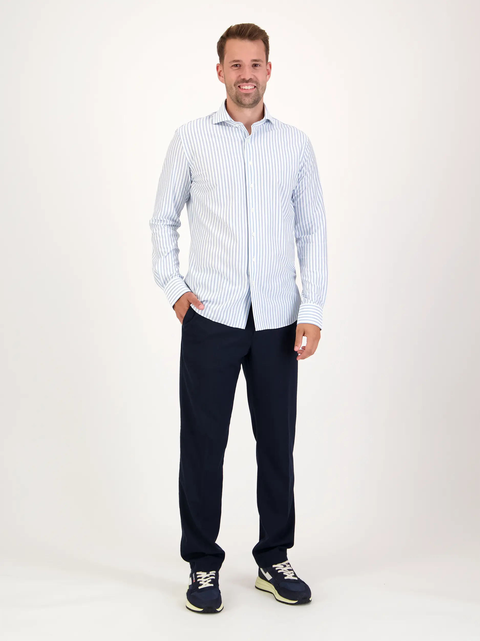 Hemd mit Haifischkragen langarm - Artikel Teil eines Outfits getragen von einem Modell - Farbe: Blau