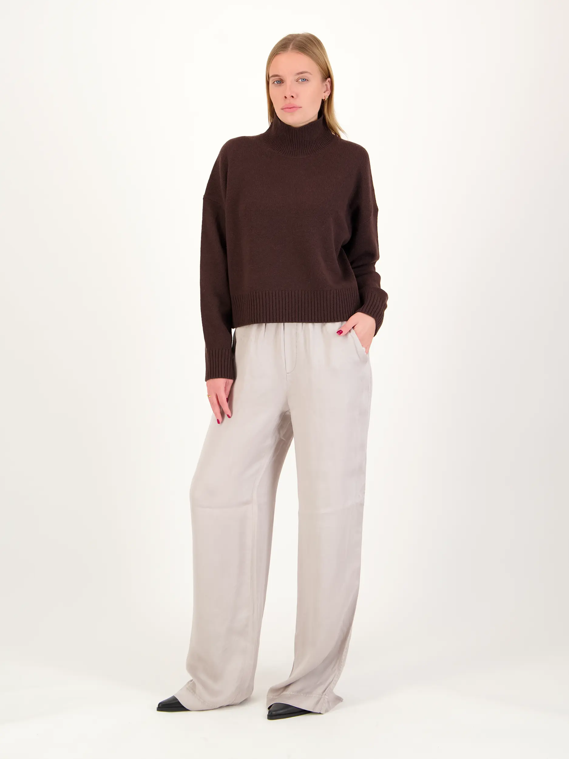 Pullover aus Kaschmir langarm - Artikel Teil eines Outfits getragen von einem Modell - Farbe: Braun