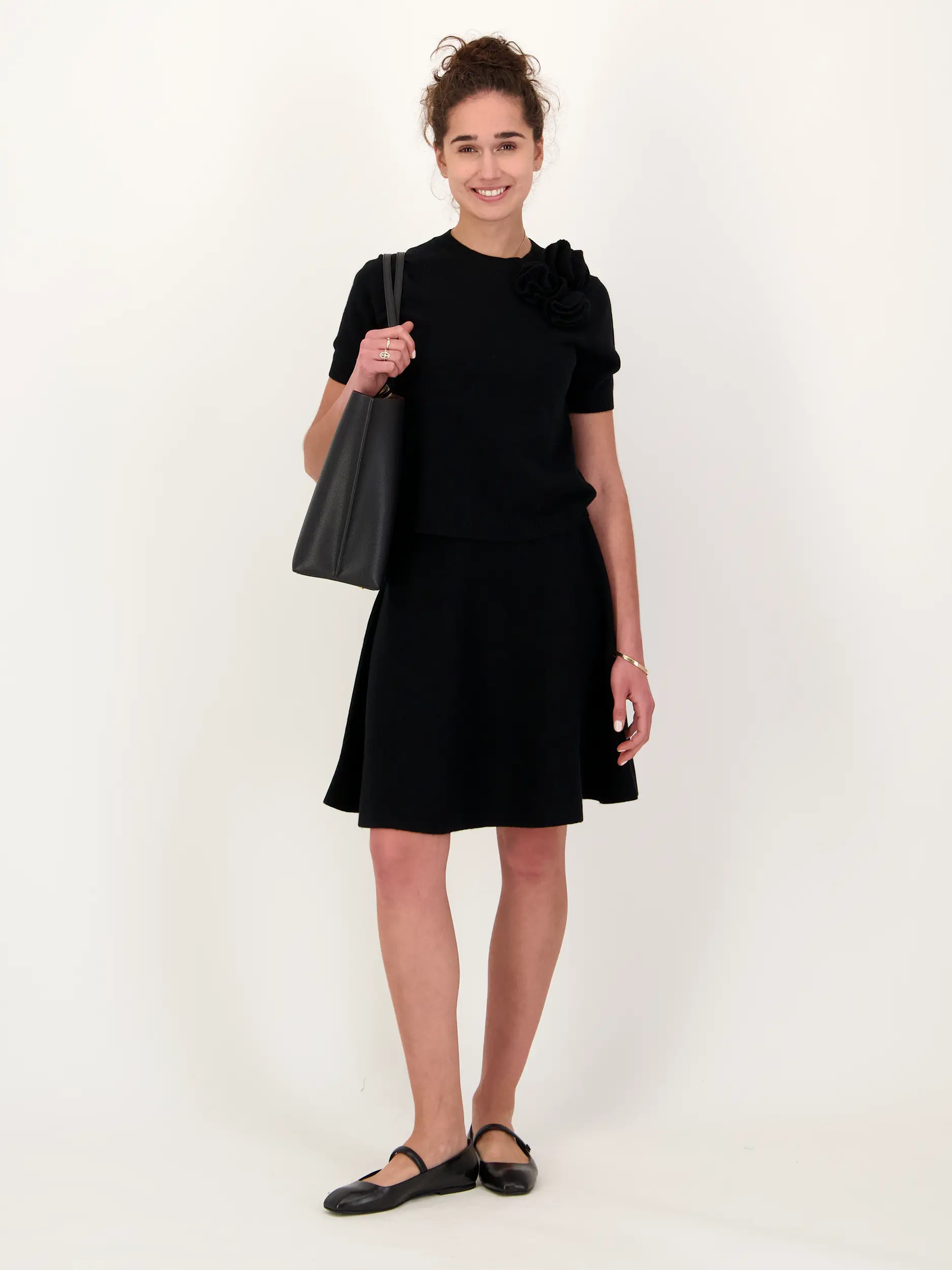 Pullover aus Wolle mit Blumenstickerei kurzarm - Artikel Teil eines Outfits getragen von einem Modell - Farbe: Schwarz