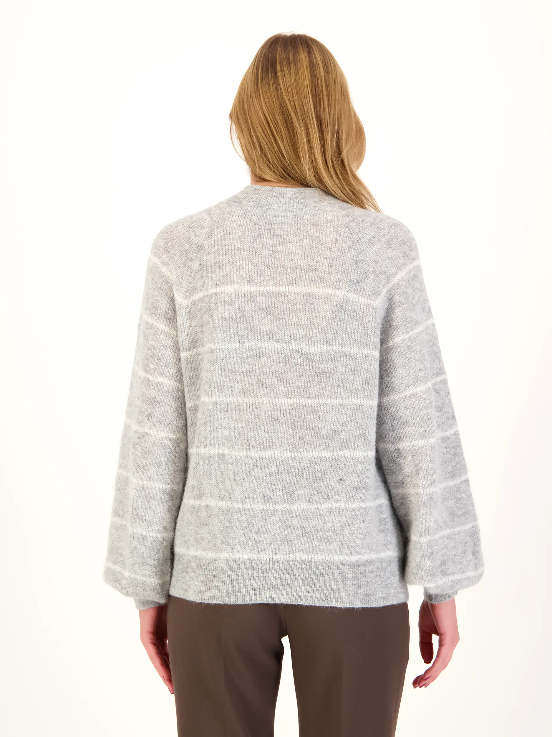 Pullover 'Larelya' aus Alpaka-Mix langarm - Artikel Rückseite getragen von einem Modell - Farbe: Grau
