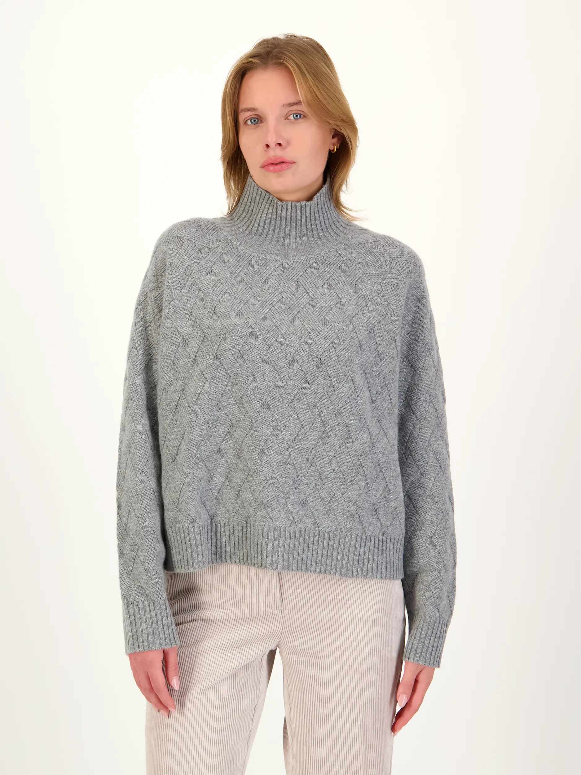 Pullover aus Wolle langarm - Artikel Vorderseite getragen von einem Modell - Farbe: Grau