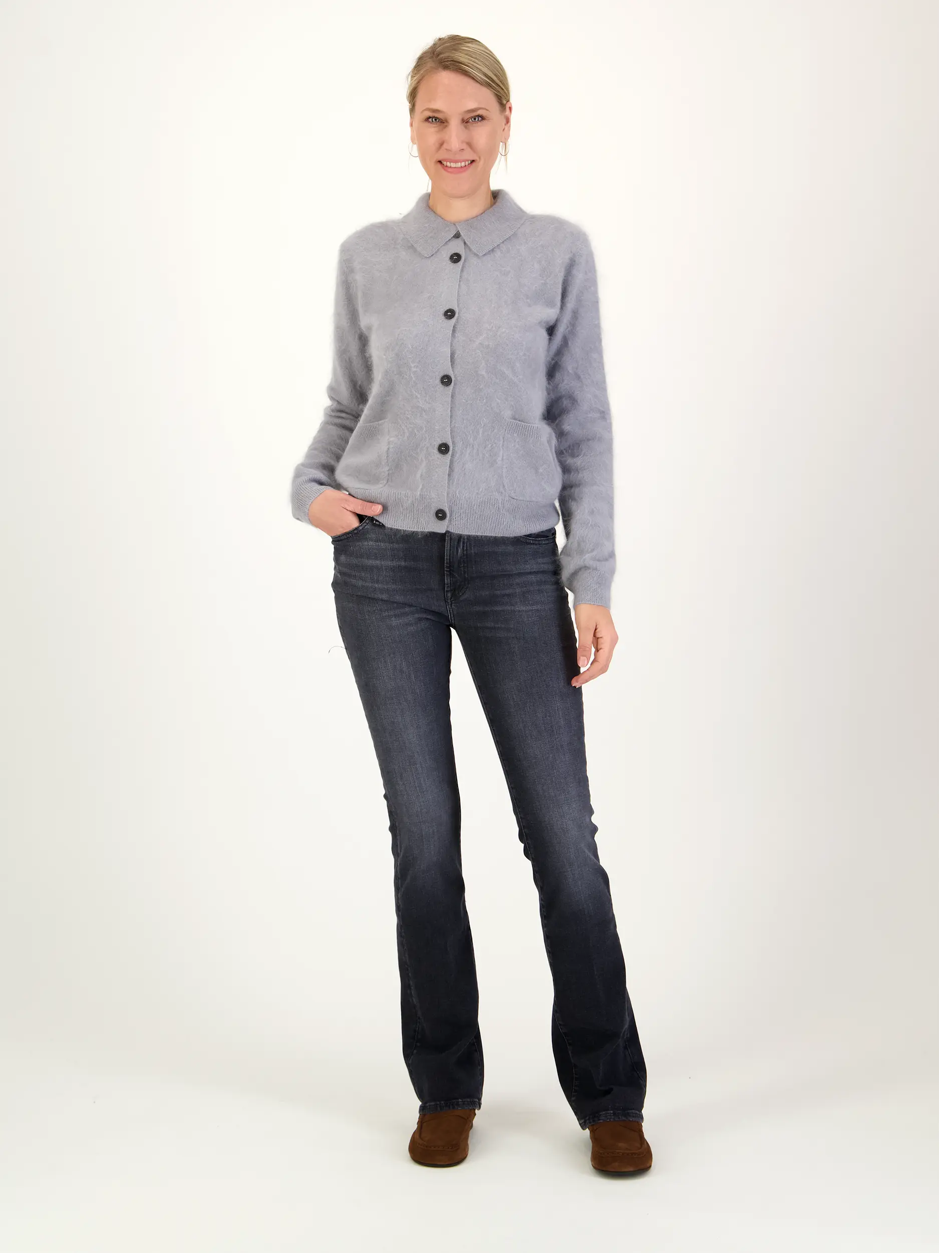 Mid Rise Bootcut Jeans - Artikel Teil eines Outfits getragen von einem Modell - Farbe: Grau