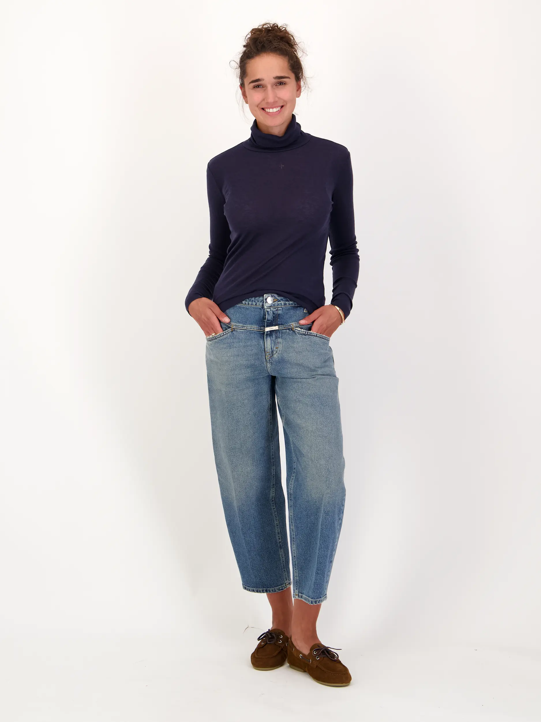 Langarmshirt - Artikel Teil eines Outfits getragen von einem Modell - Farbe: Blau