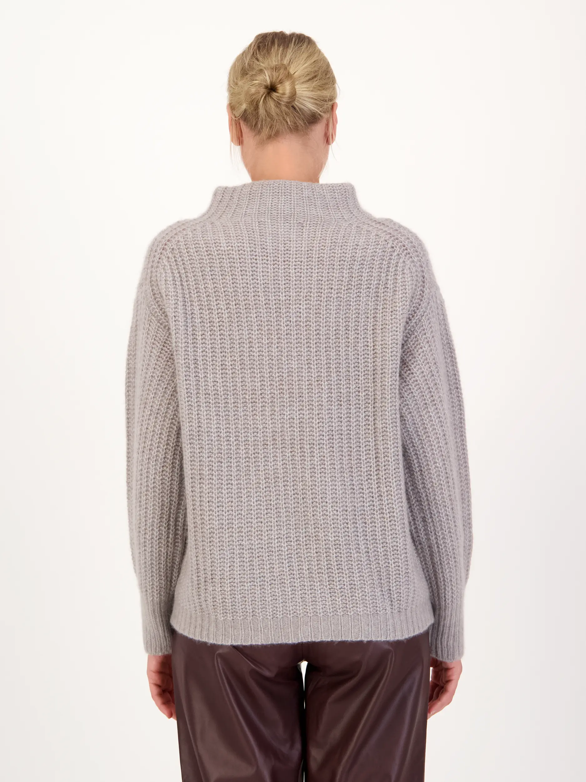 Pullover aus Kaschmir langarm - Artikel Rückseite getragen von einem Modell - Farbe: Grau