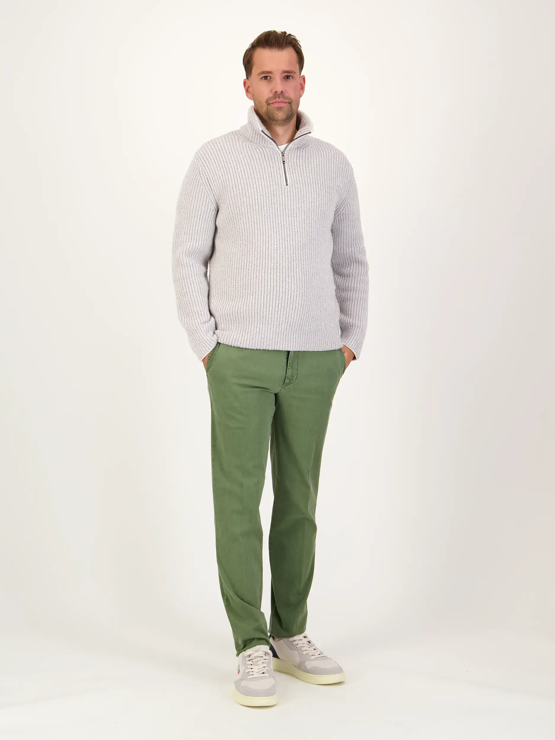 Pullover mit Troyerkragen aus Woll-Mix langarm - Artikel Teil eines Outfits getragen von einem Modell - Farbe: Grau