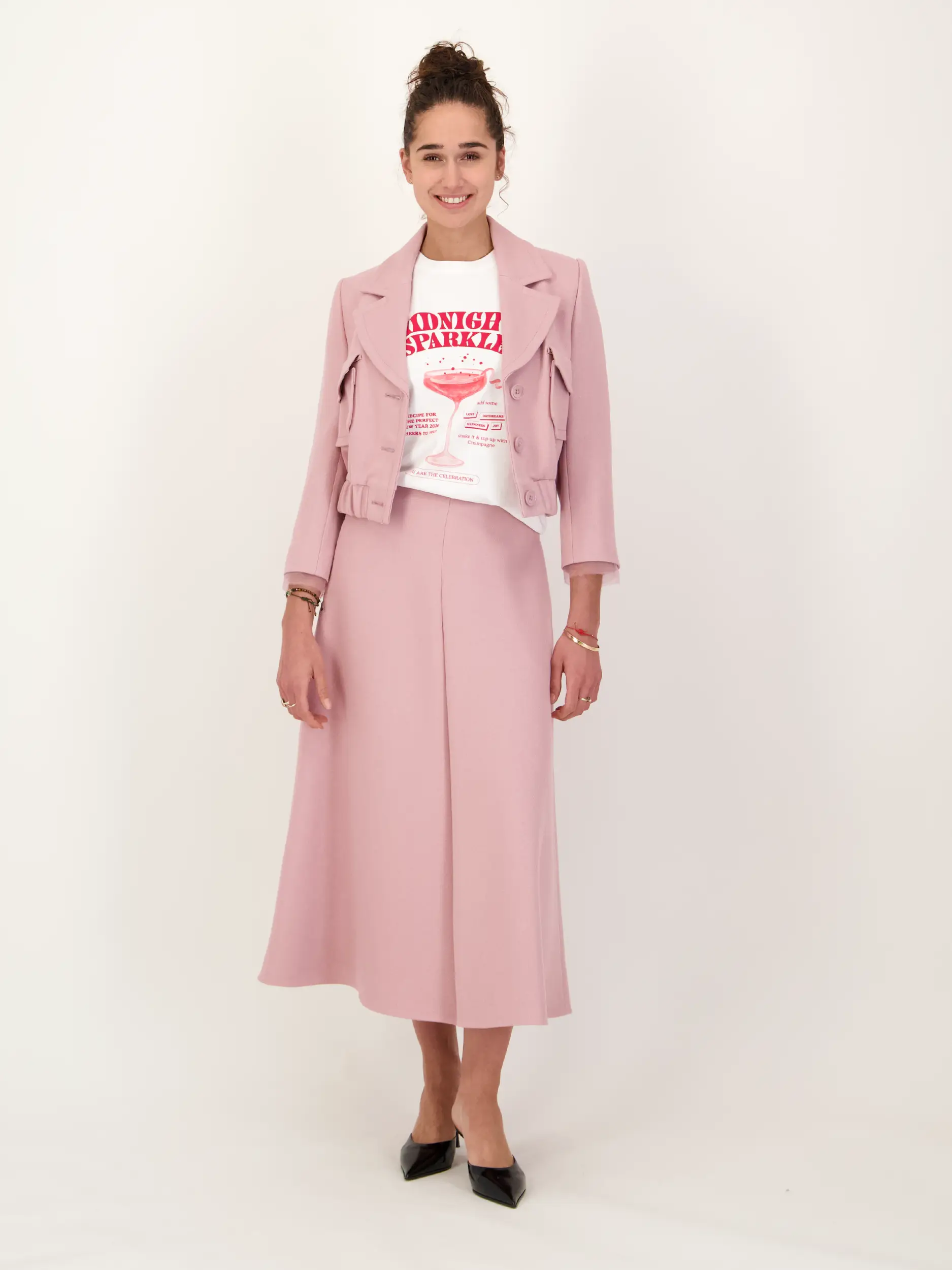 T-Shirt 'Midnight Sparkle' mit Print - Artikel Teil eines Outfits getragen von einem Modell - Farbe: Rot