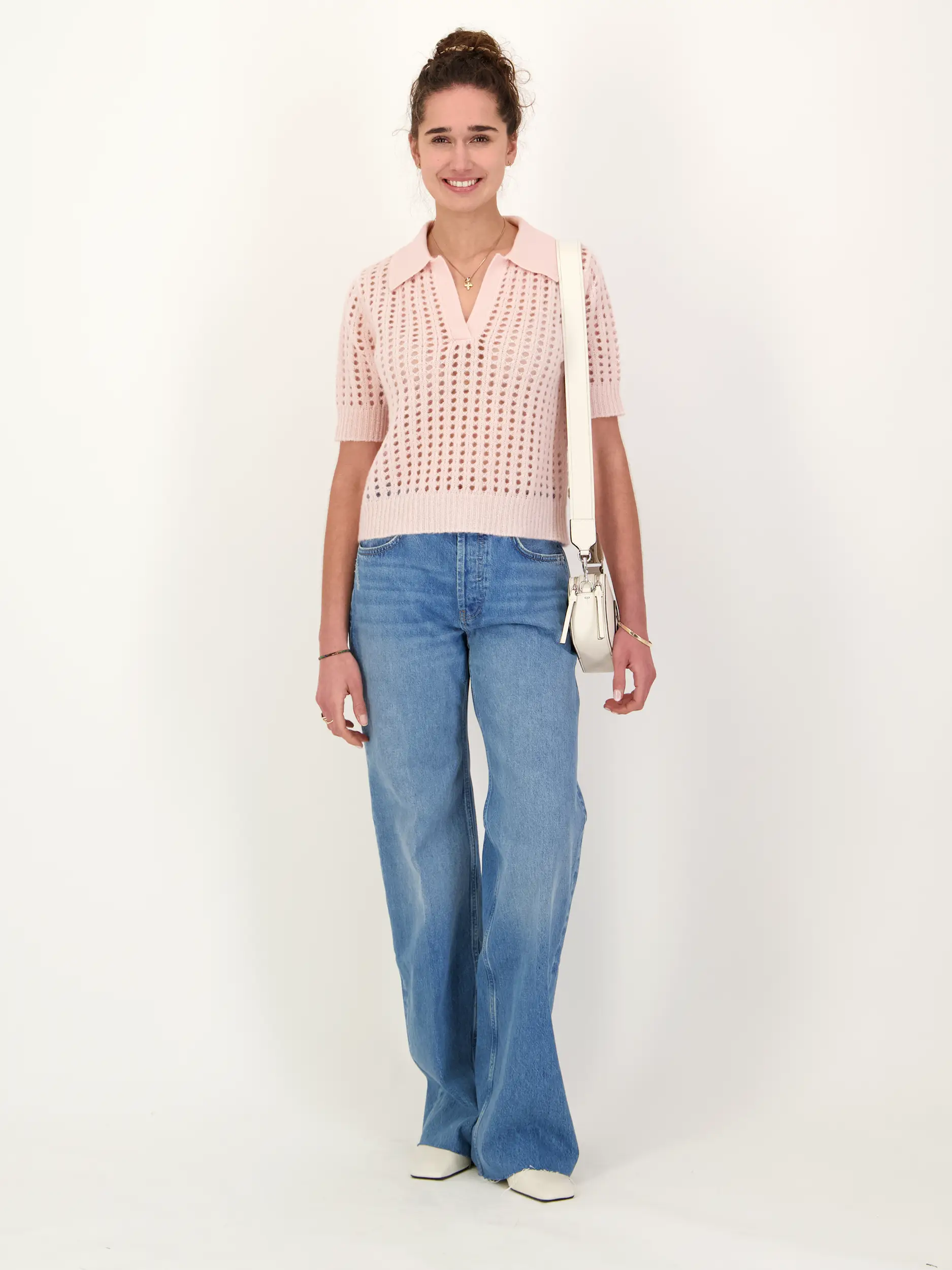 Pullover 'Kikyo' aus Kaschmir Seide Mix - Artikel Teil eines Outfits getragen von einem Modell - Farbe: Rosa&Pink