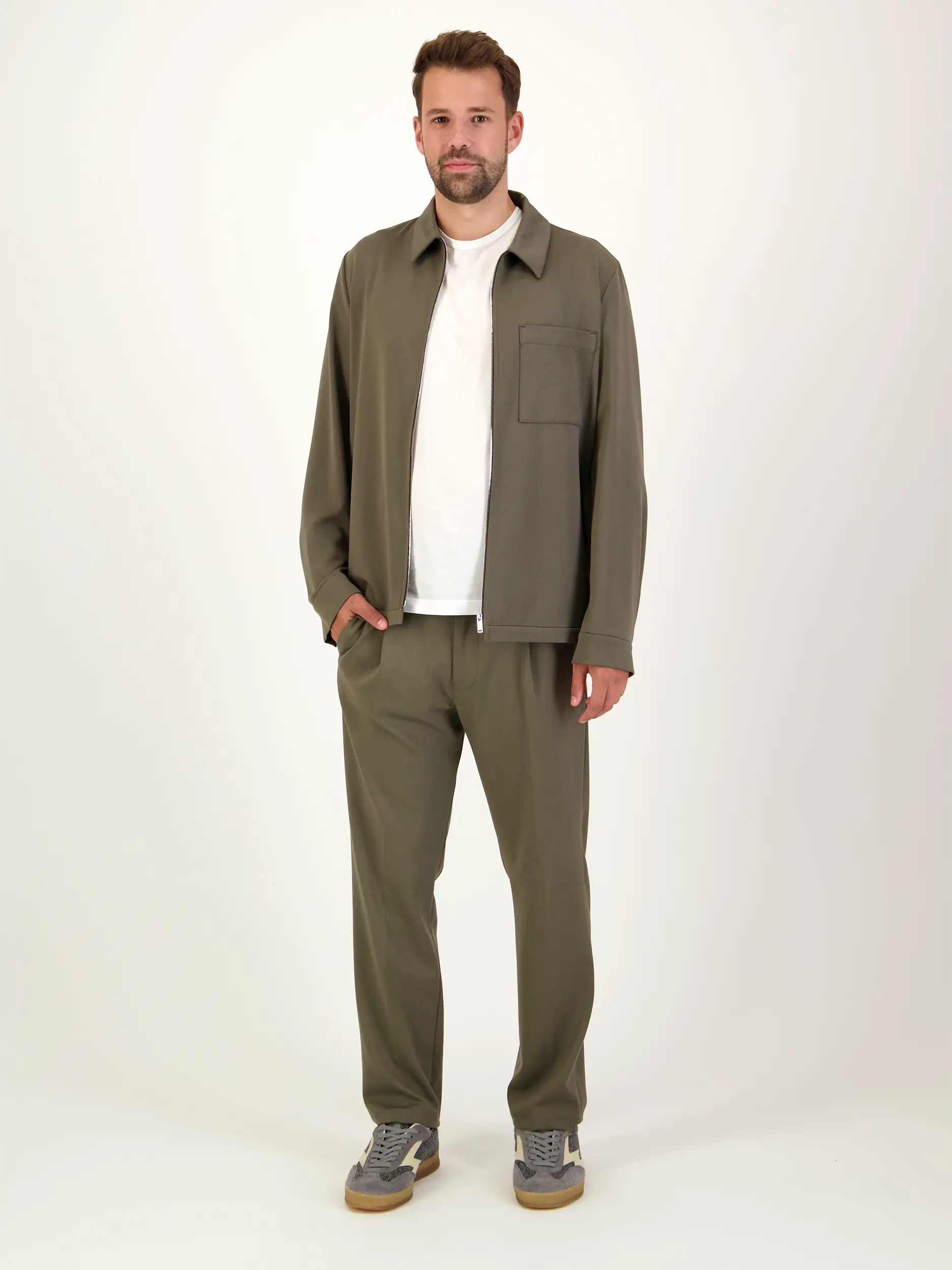 Blouson 'Nikano' - Artikel Teil eines Outfits getragen von einem Modell - Farbe: Grün