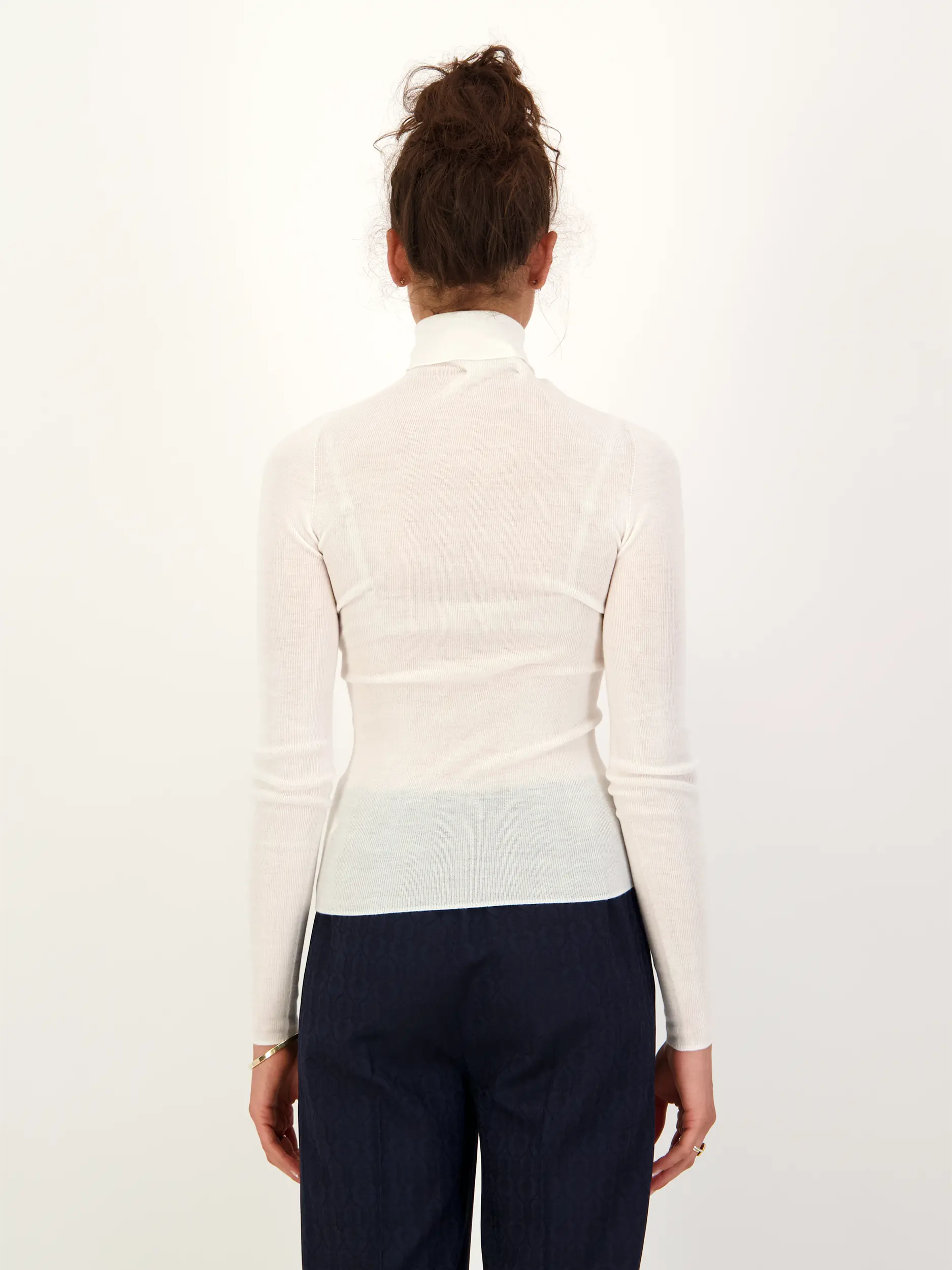 Langarmshirt mit Rollkragen aus Schurwolle - Artikel Rückseite getragen von einem Modell - Farbe: Creme