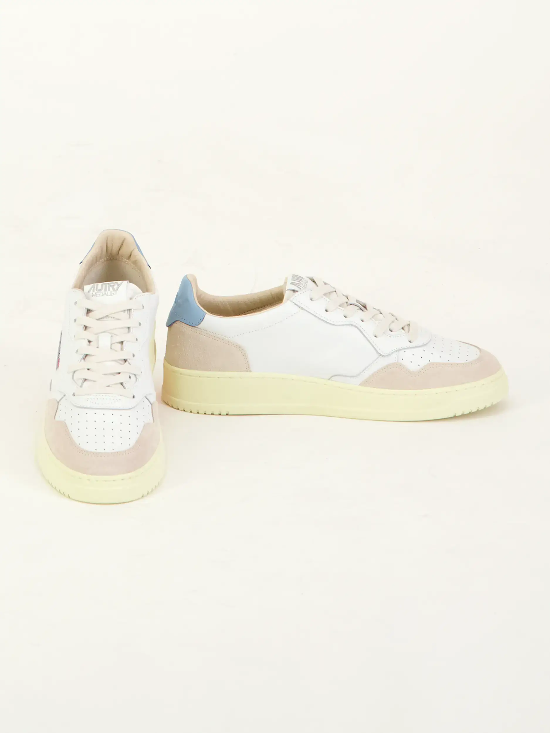 Sneaker 'Medalist' aus Leder - Artikel Vorderseite getragen von einem Modell - Farbe: Weiß