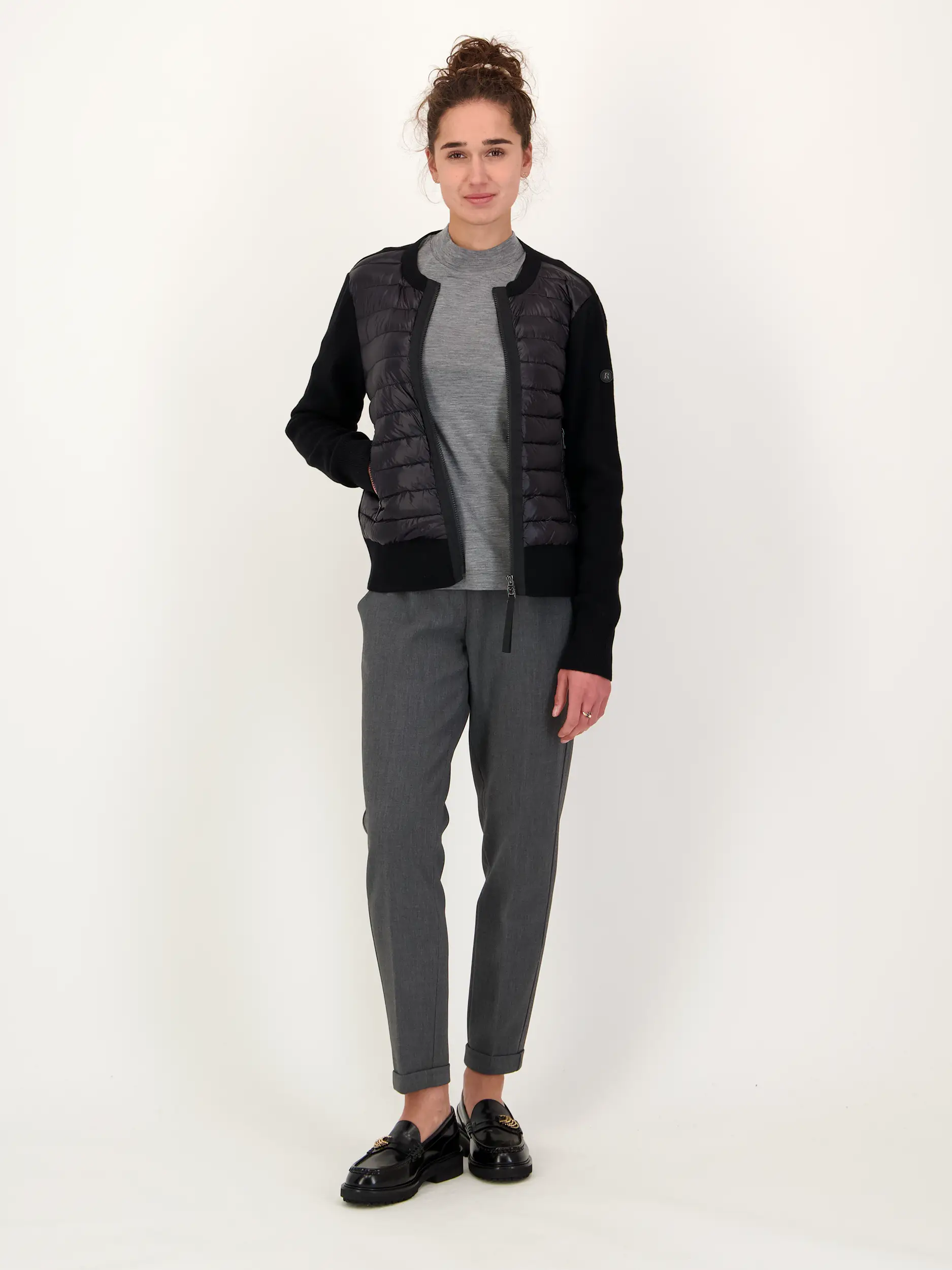 Jacke 'Zilly-D' - Artikel Teil eines Outfits getragen von einem Modell - Farbe: Schwarz