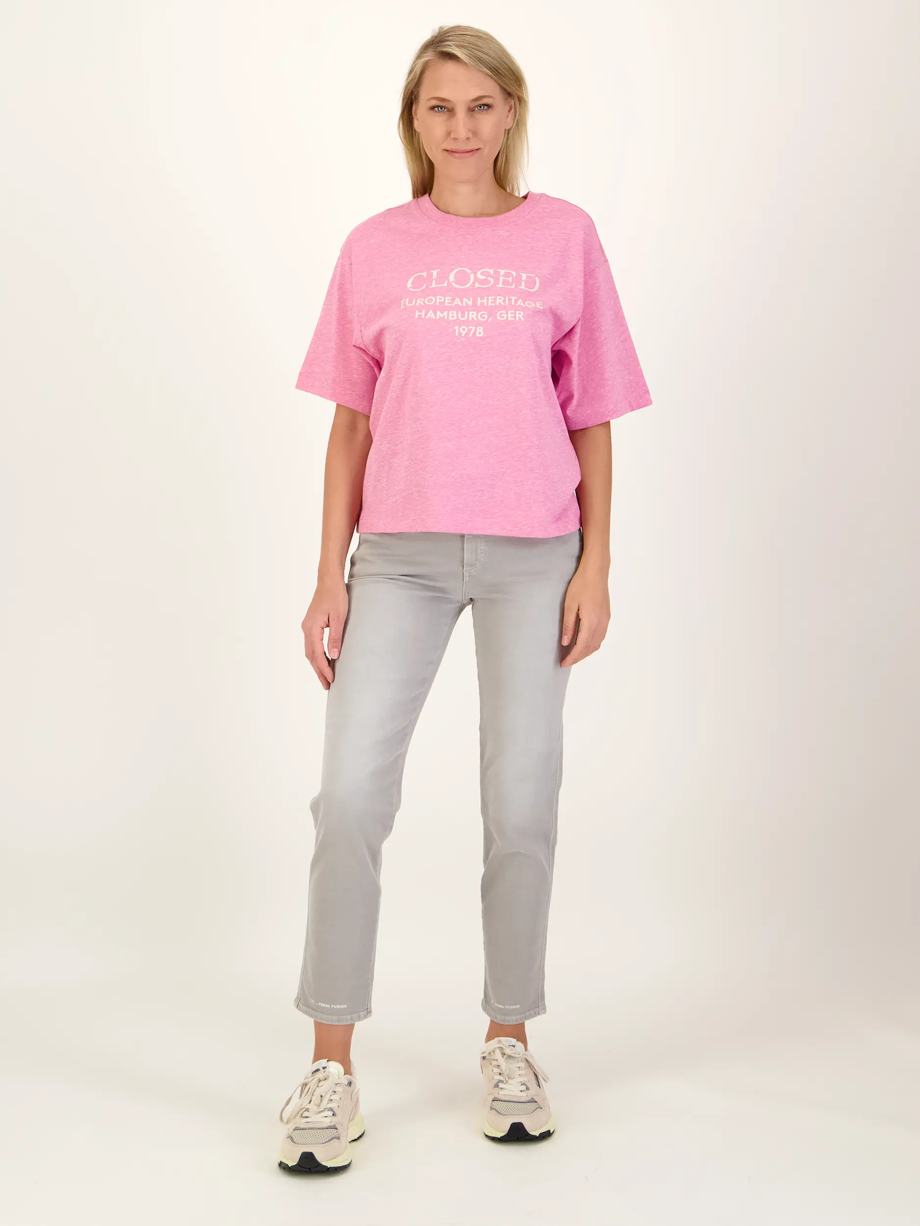 T-Shirt mit Logo-Print - Artikel Teil eines Outfits getragen von einem Modell