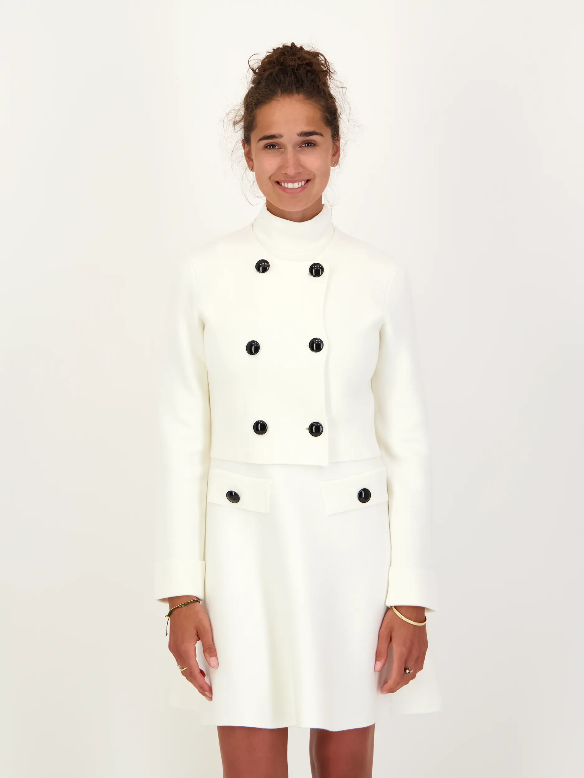 Wolljacke 'Sharp ambition' - Artikel Vorderseite getragen von einem Modell - Farbe: Creme