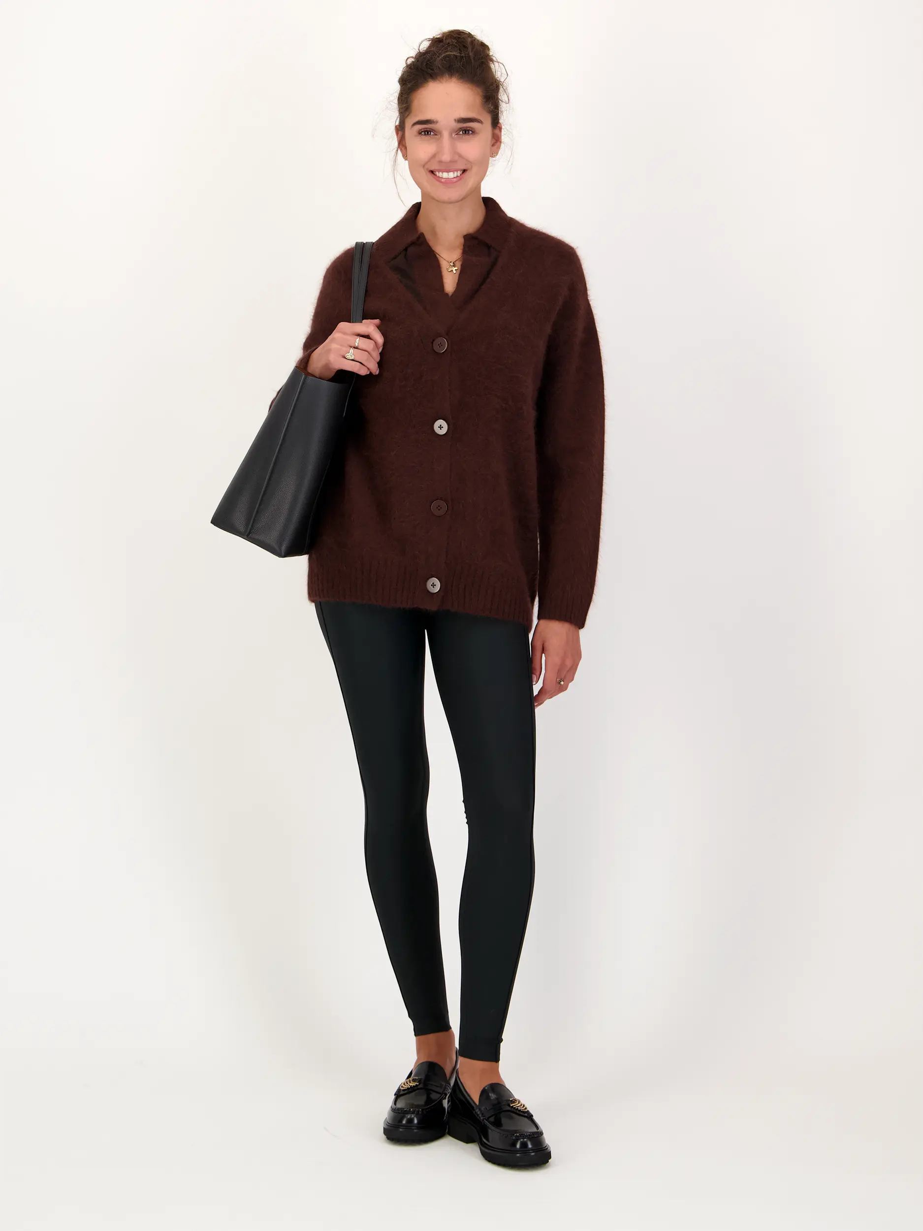 Strickjacke 'Fluffy Statement' aus Wolle - Artikel Teil eines Outfits getragen von einem Modell - Farbe: Braun
