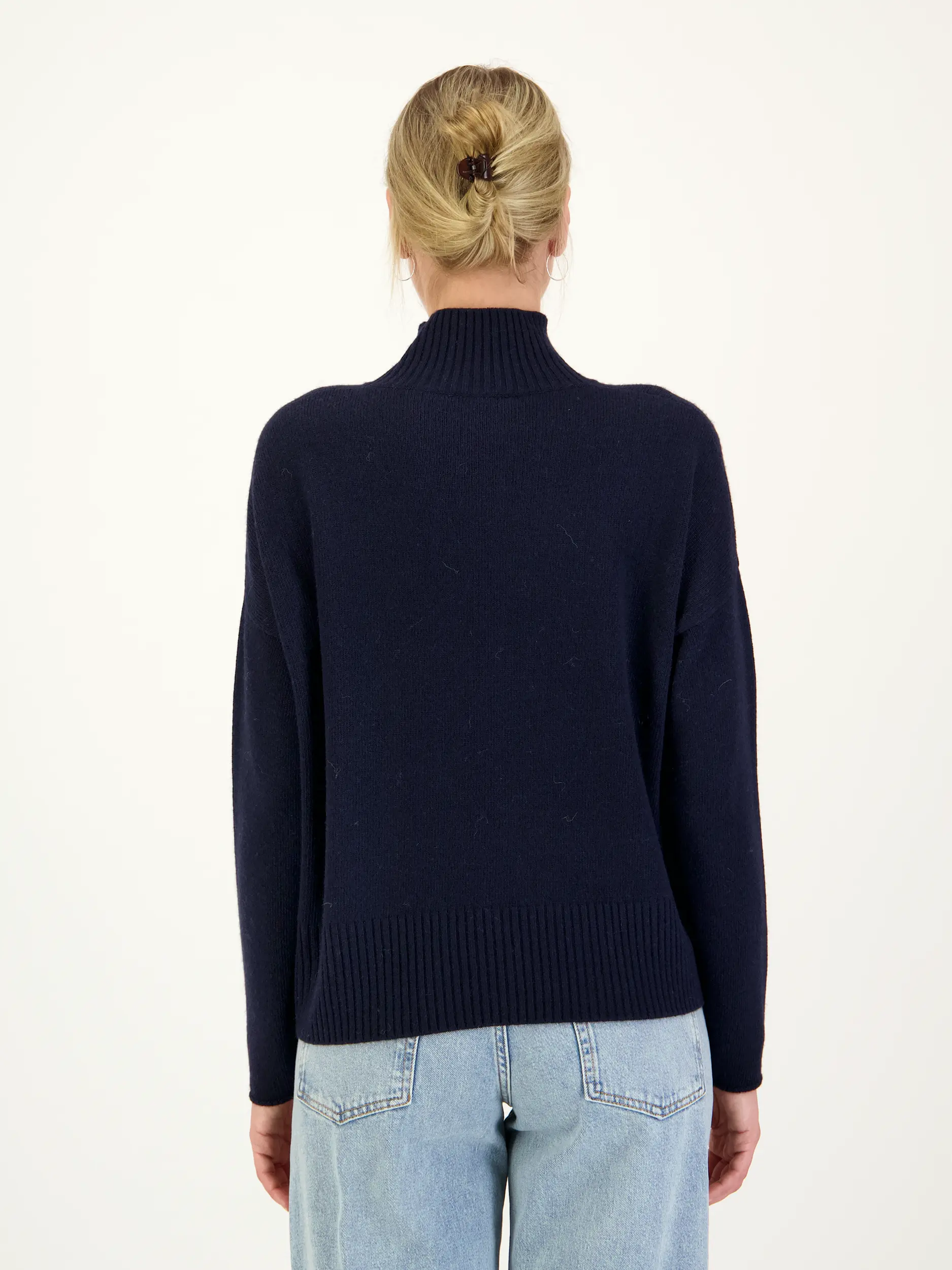 Oversized Pullover aus Woll-Mix langarm - Artikel Rückseite getragen von einem Modell
